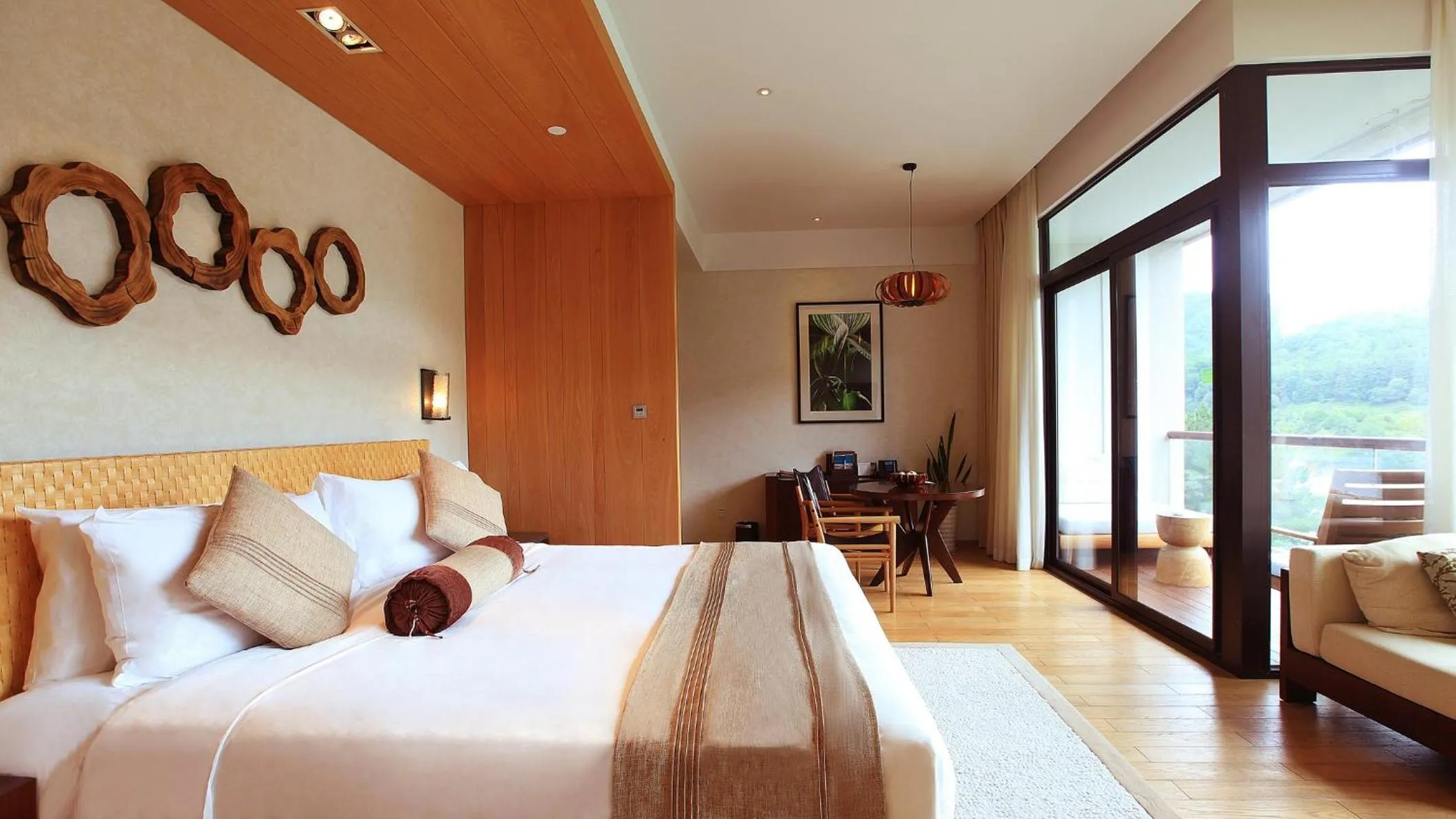 Photo of the whole room, Bed in InterContinental One Thousand Island Lake Resort, an IHG Hotel