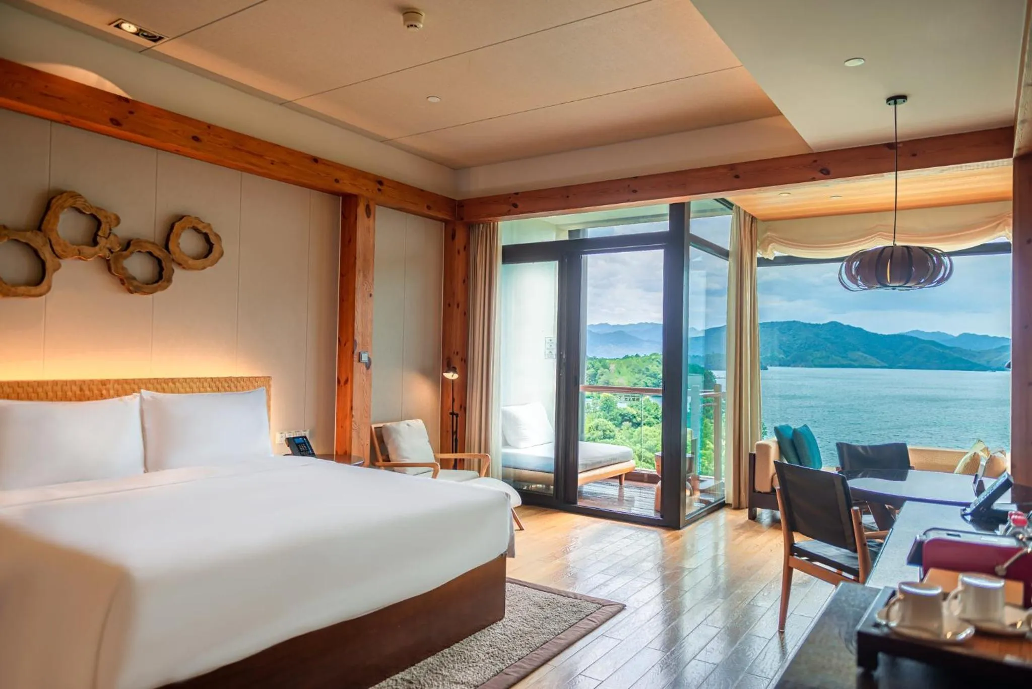 Photo of the whole room, Bed in InterContinental One Thousand Island Lake Resort, an IHG Hotel