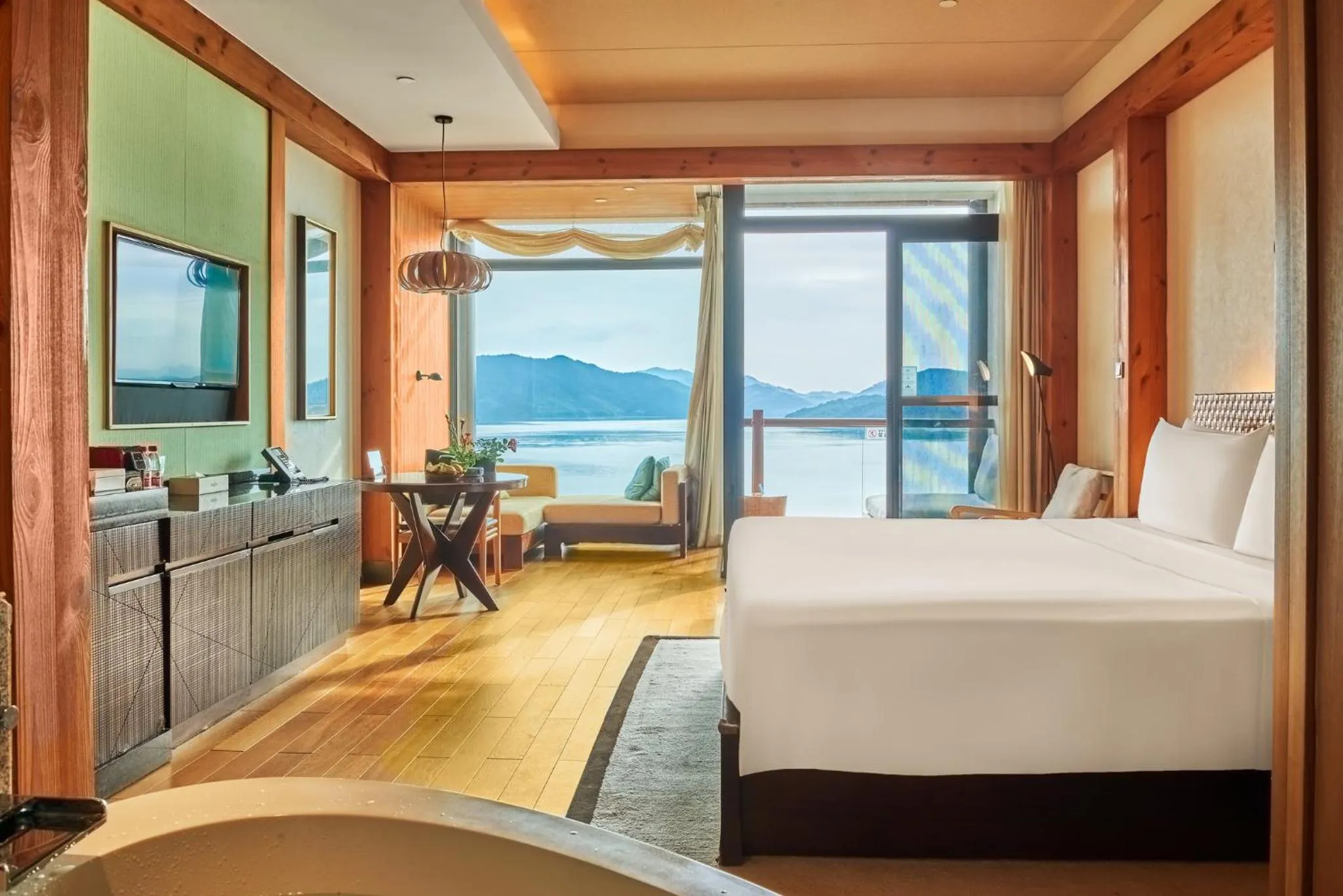 Photo of the whole room, Bed in InterContinental One Thousand Island Lake Resort, an IHG Hotel