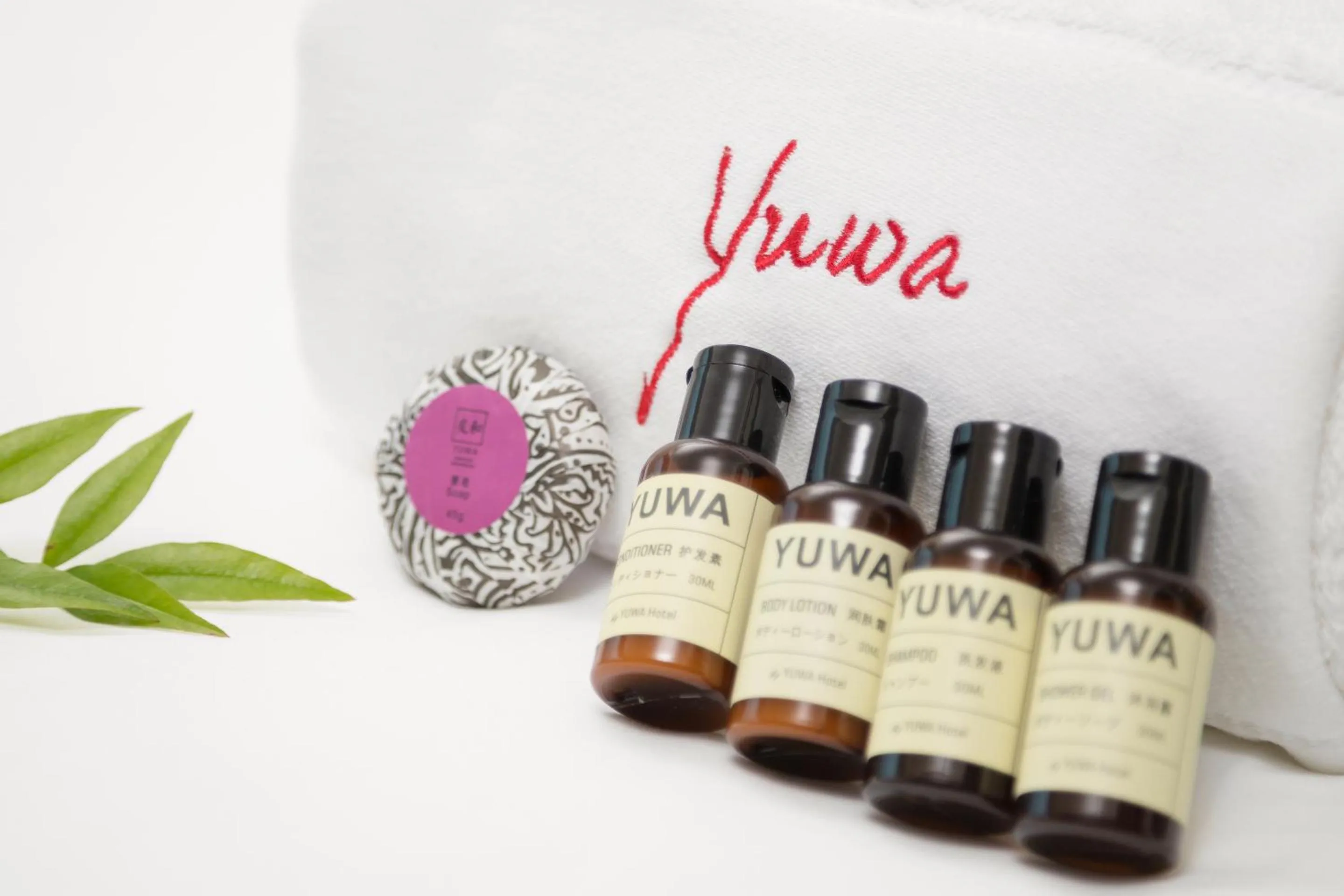 Text overlay in 广州友和酒店Yuwa Hotel-Free Shuttle Bus to Canton Fair Complex DuringCanton Fair Period