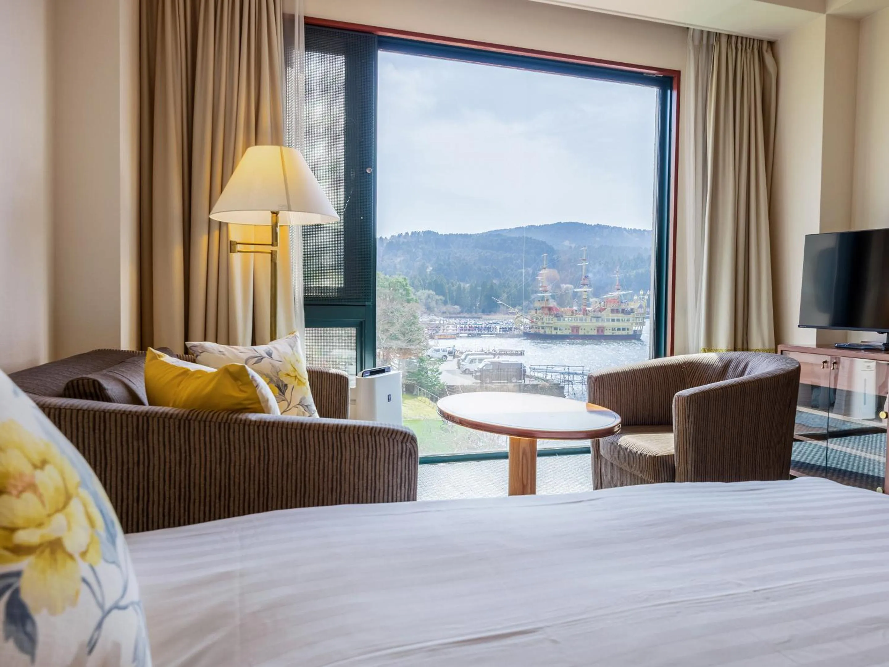 View (from property/room), Bed in Hakone Hotel