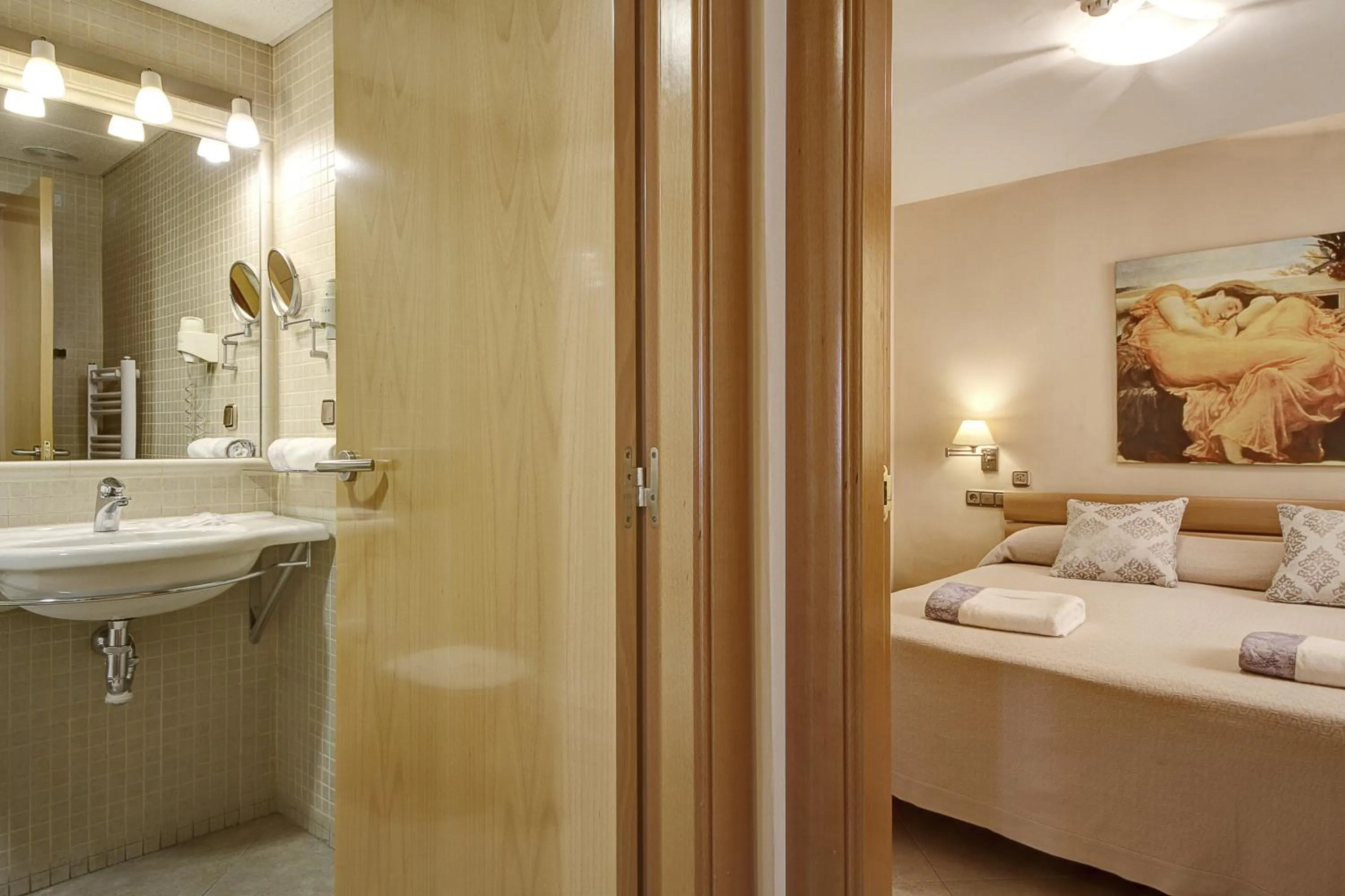 Shower, Bed in Apartamentos Turísticos Centro