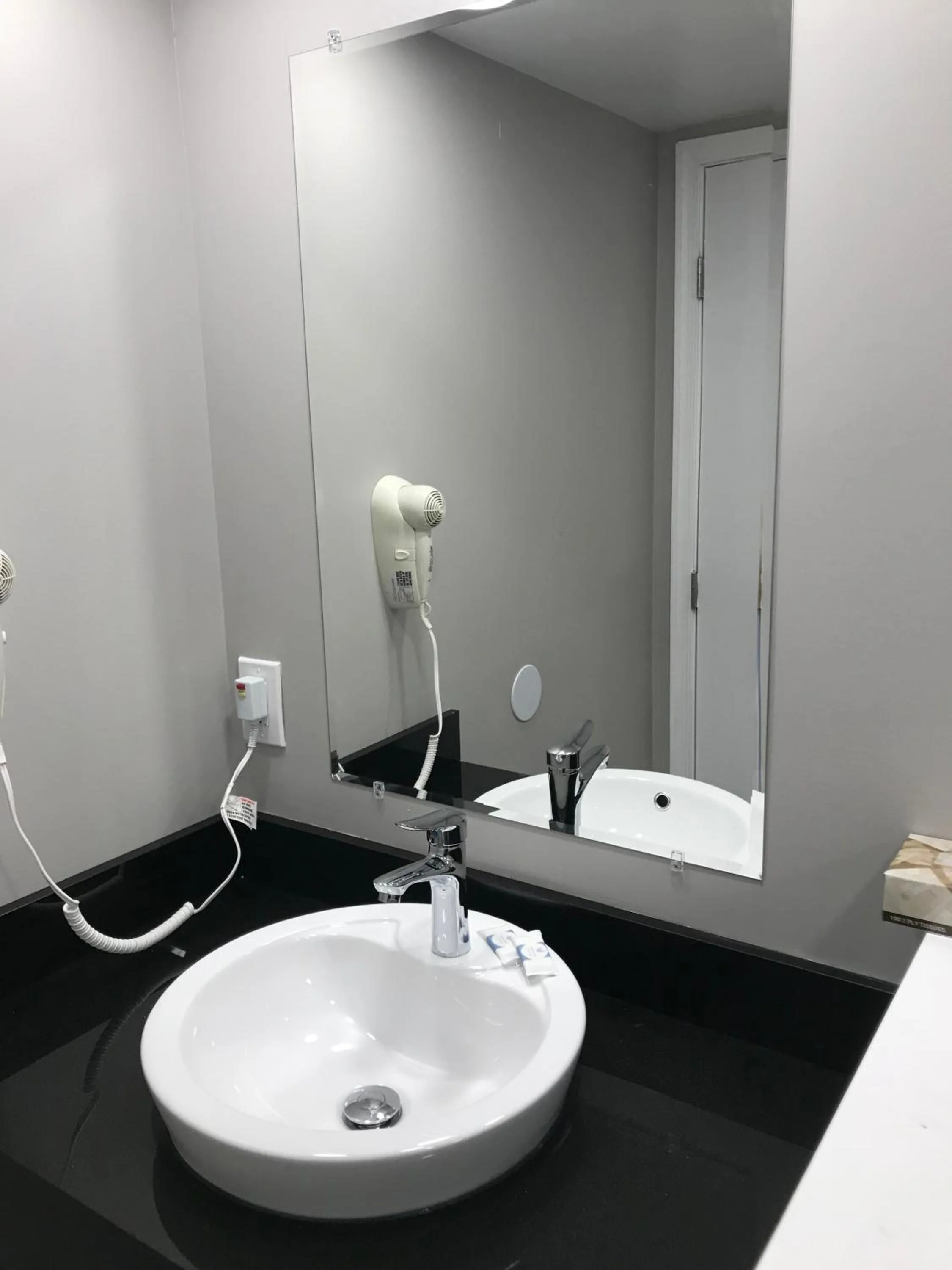 Bathroom in Ocean's 24