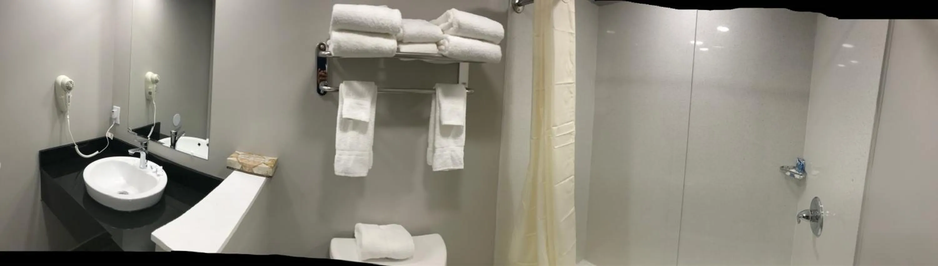 Bathroom in Ocean's 24