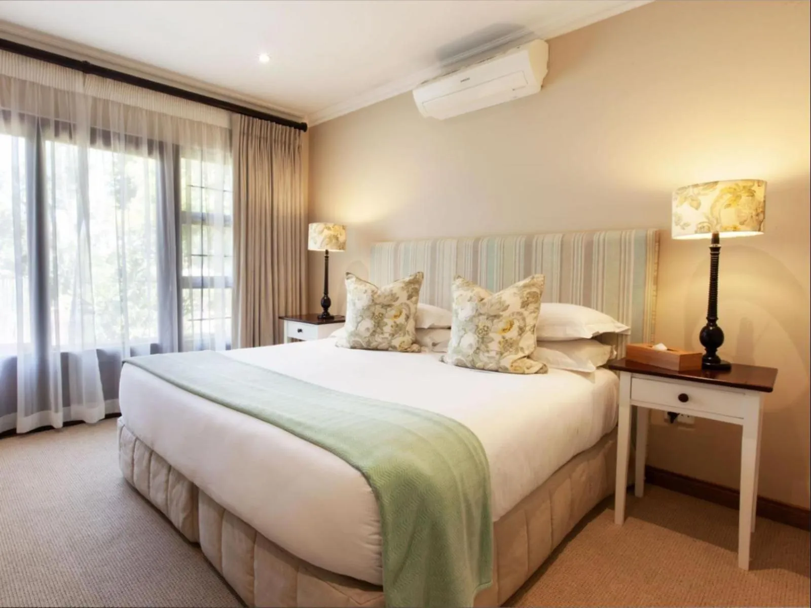 Photo of the whole room, Bed in Oliver`s