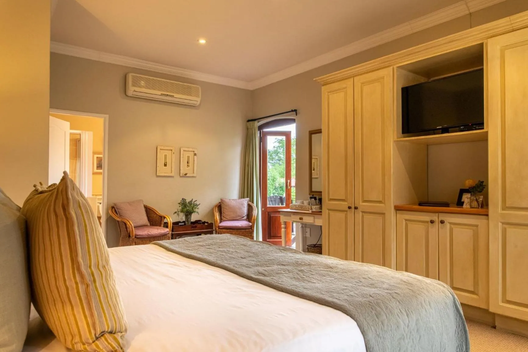 TV and multimedia, Bed in Oliver`s