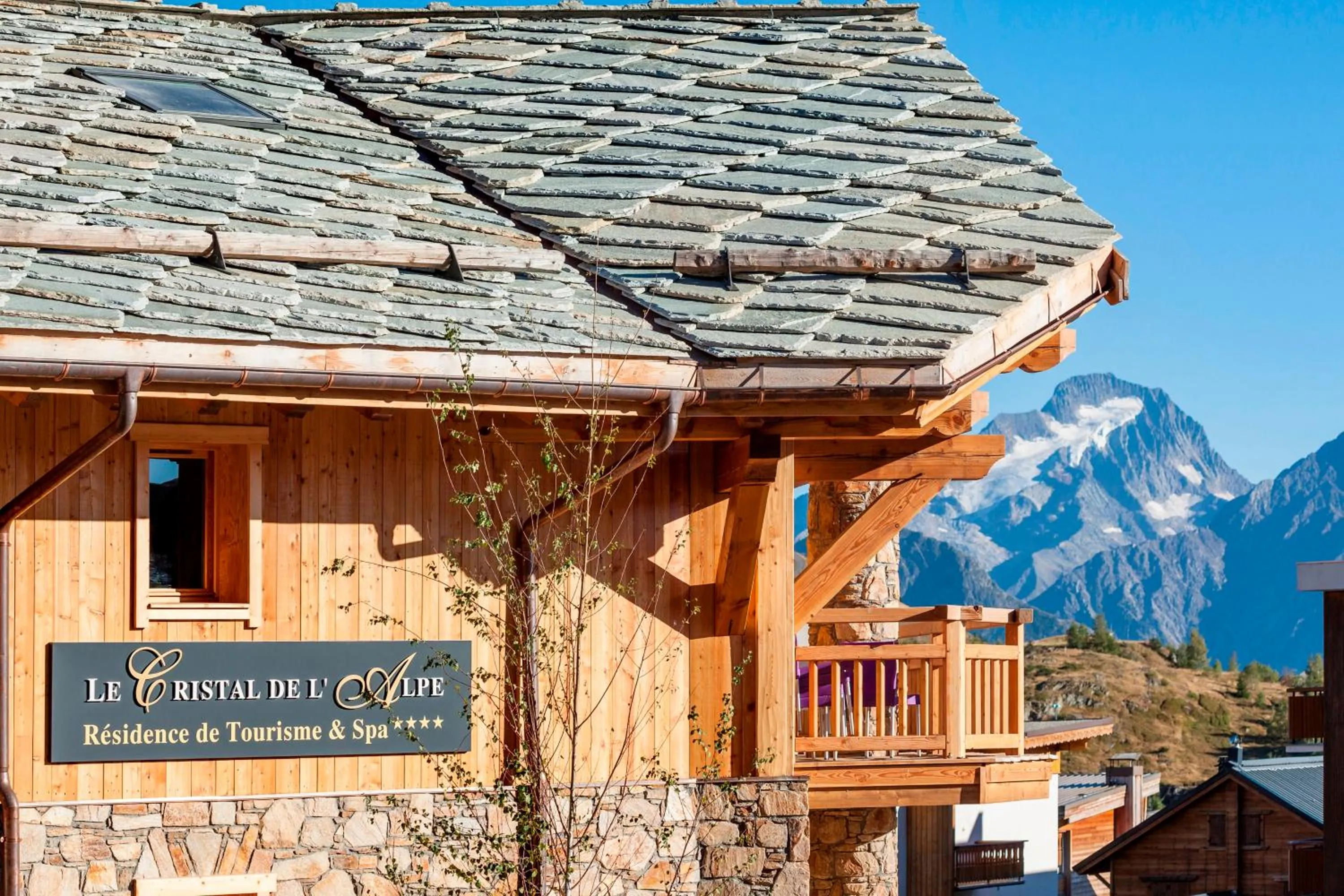 Facade/entrance in CGH Résidences & Spas Le Cristal de l'Alpe