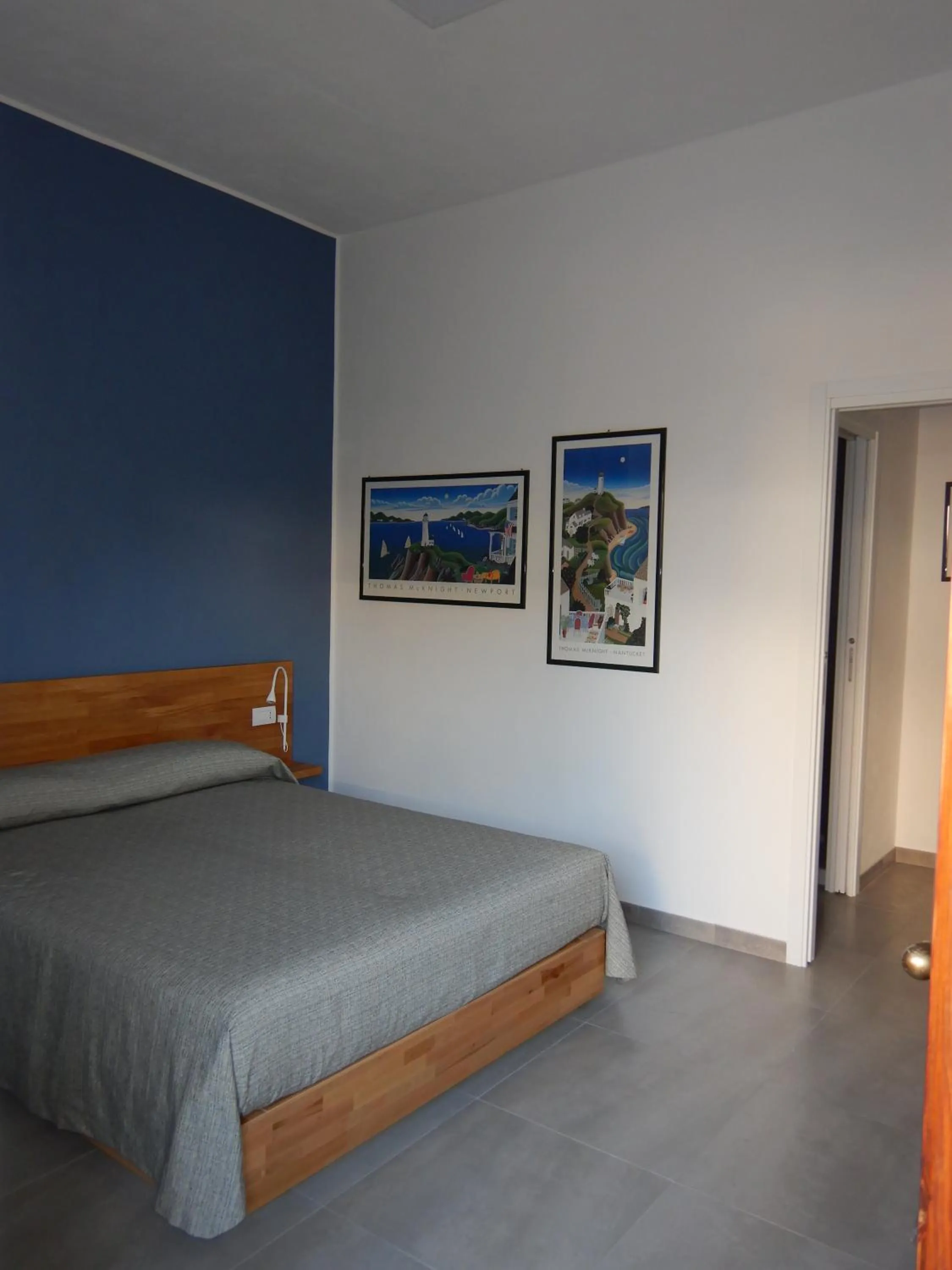 Photo of the whole room, Bed in 3per3