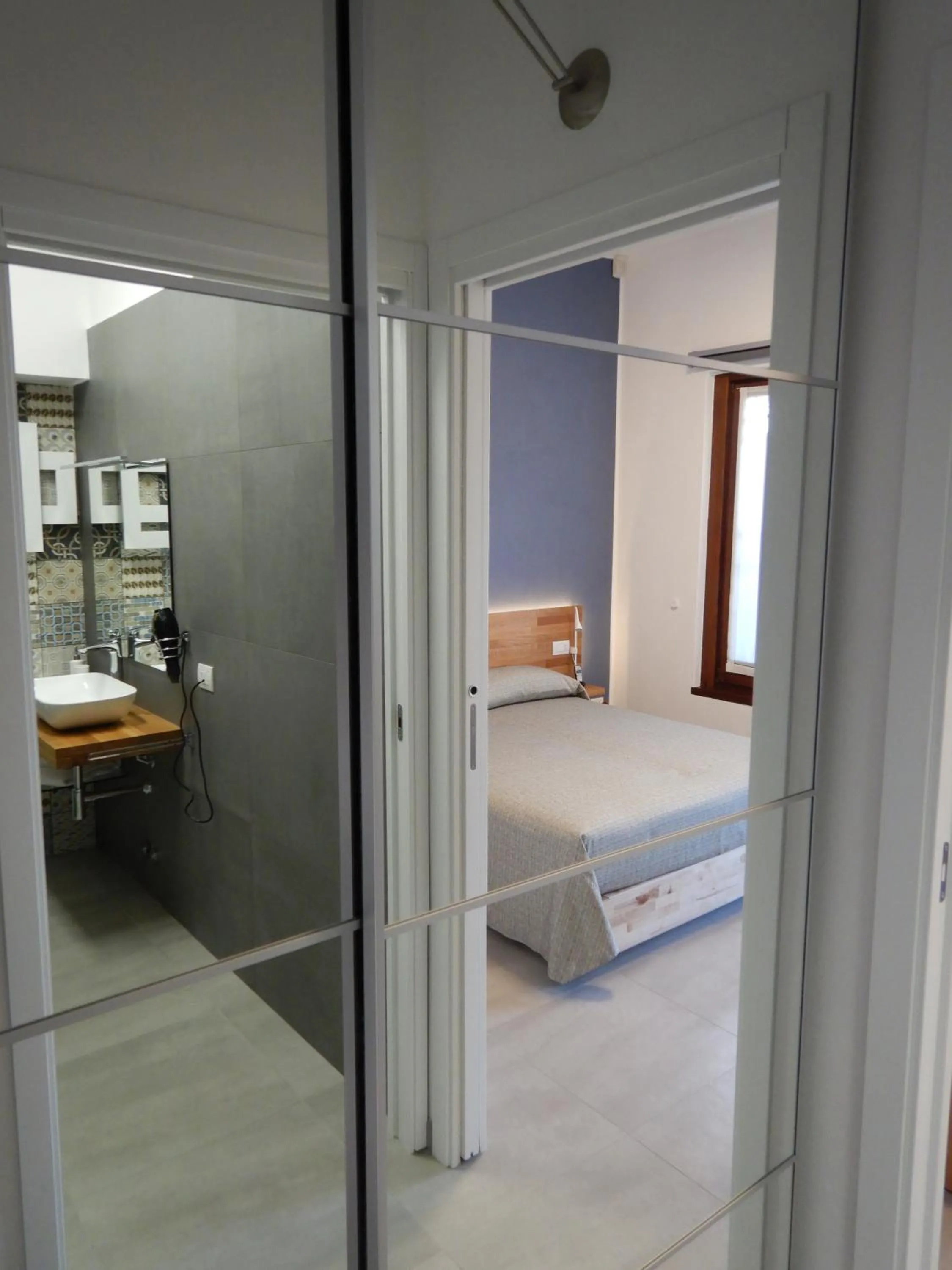 Photo of the whole room, Bed in 3per3