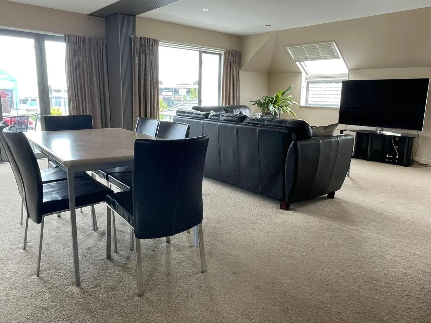 Three-Bedroom Apartment - Penthouse in Alpha Motel with Spa-Bath Three-Bedroom Apartment - Penthouse in Alpha Motel with Spa-Bath