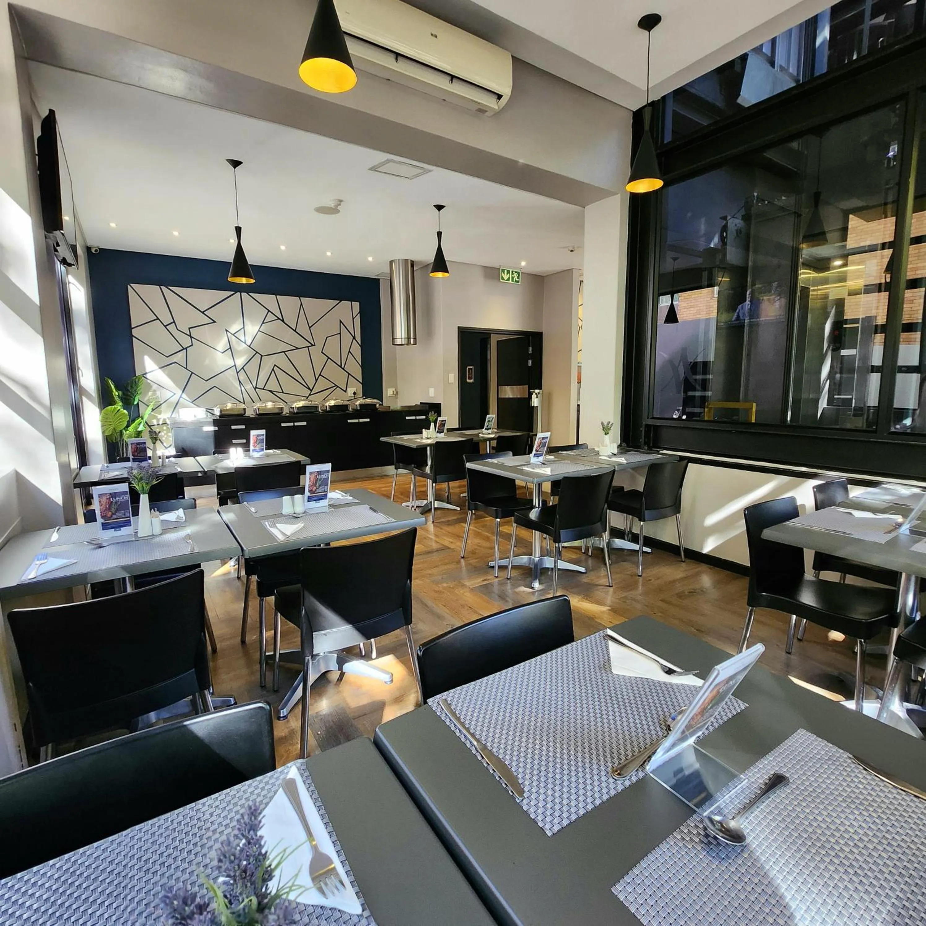 Restaurant/places to eat in Inani Hotel Morning Star