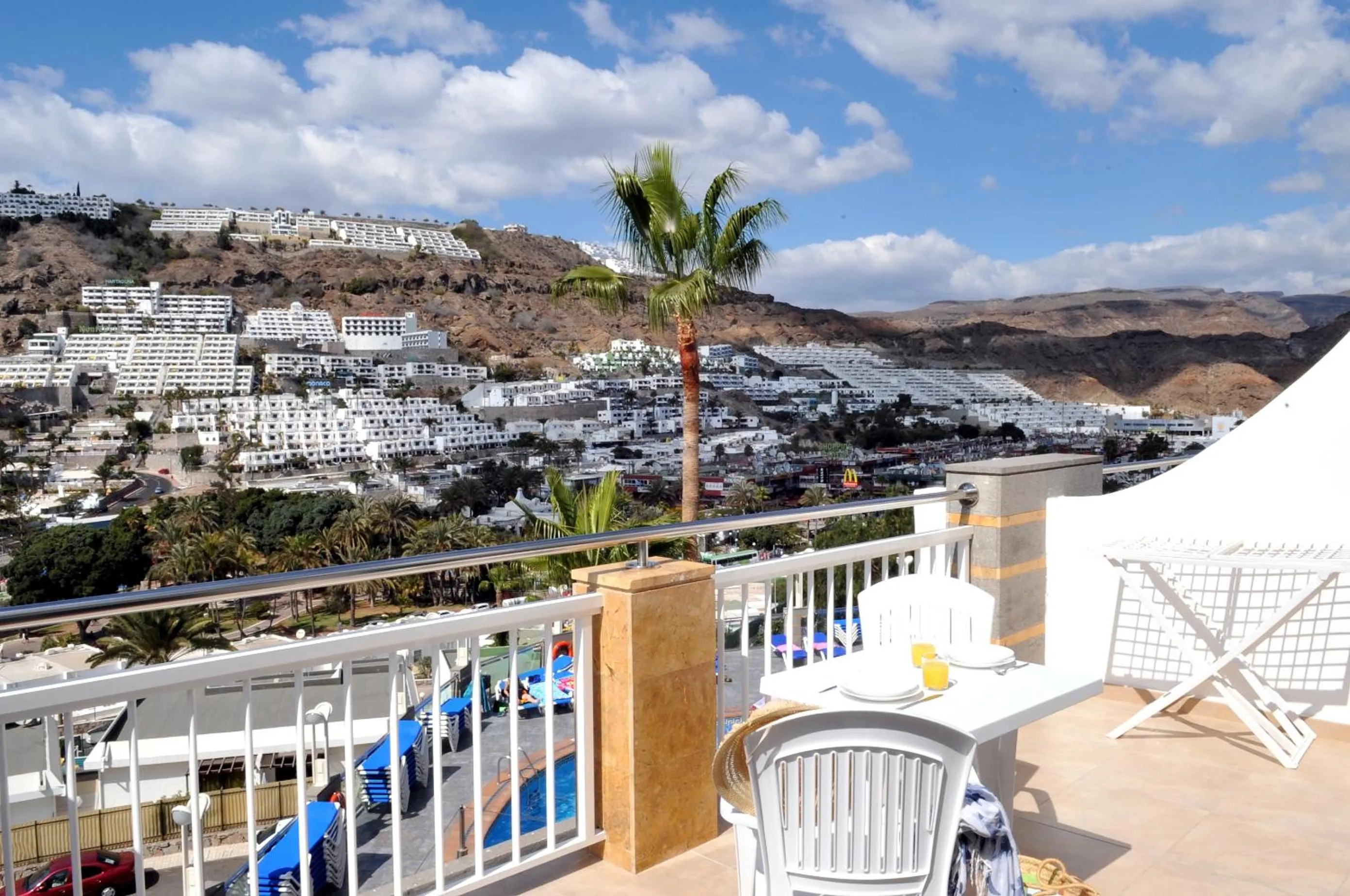 Day in Apartamentos Cabau Cala Nova