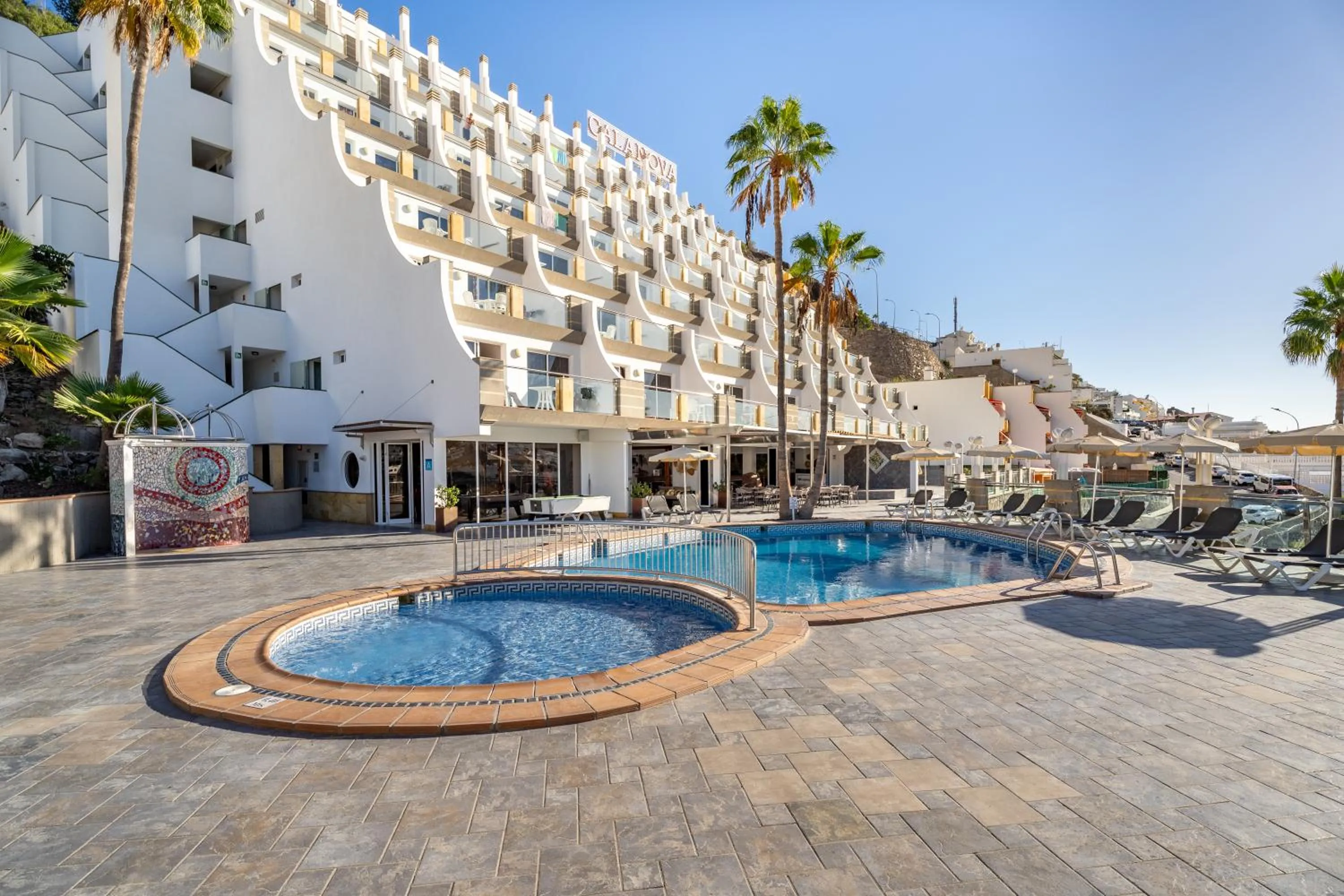 Property building in Apartamentos Cabau Cala Nova