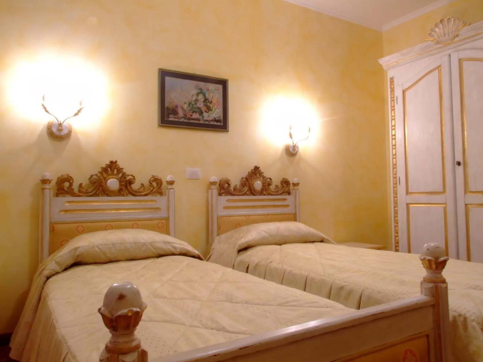 Photo of the whole room, Bed in Hotel Royal