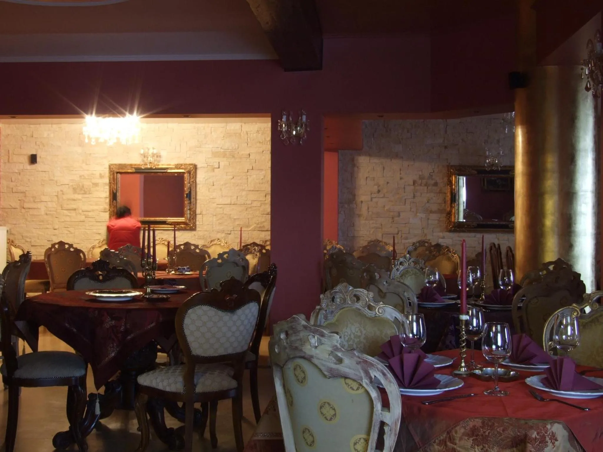 Restaurant/places to eat in Hotel Royal