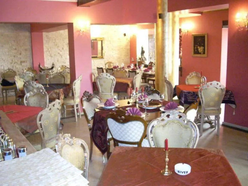 Restaurant/places to eat in Hotel Royal