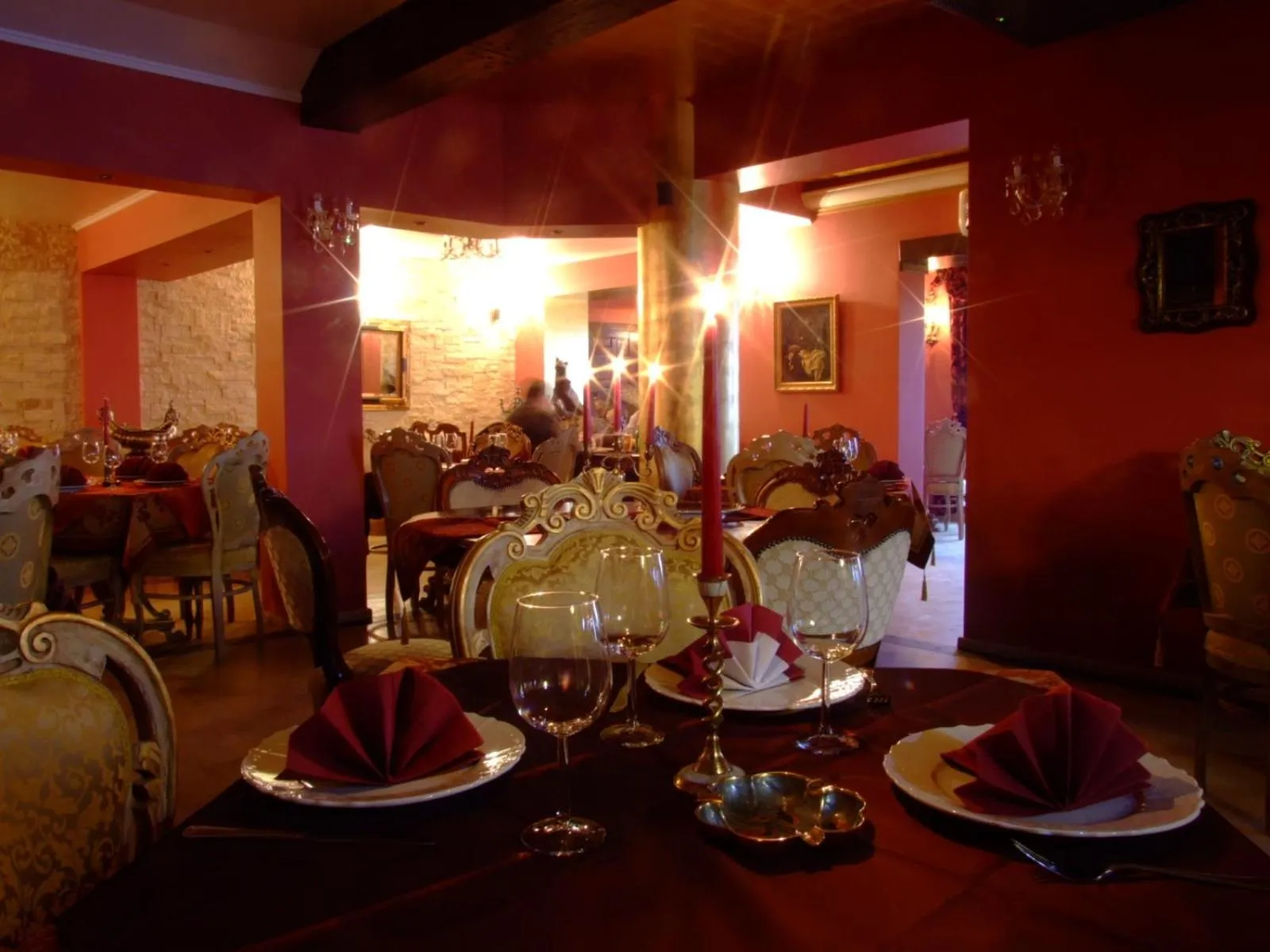 Restaurant/places to eat in Hotel Royal