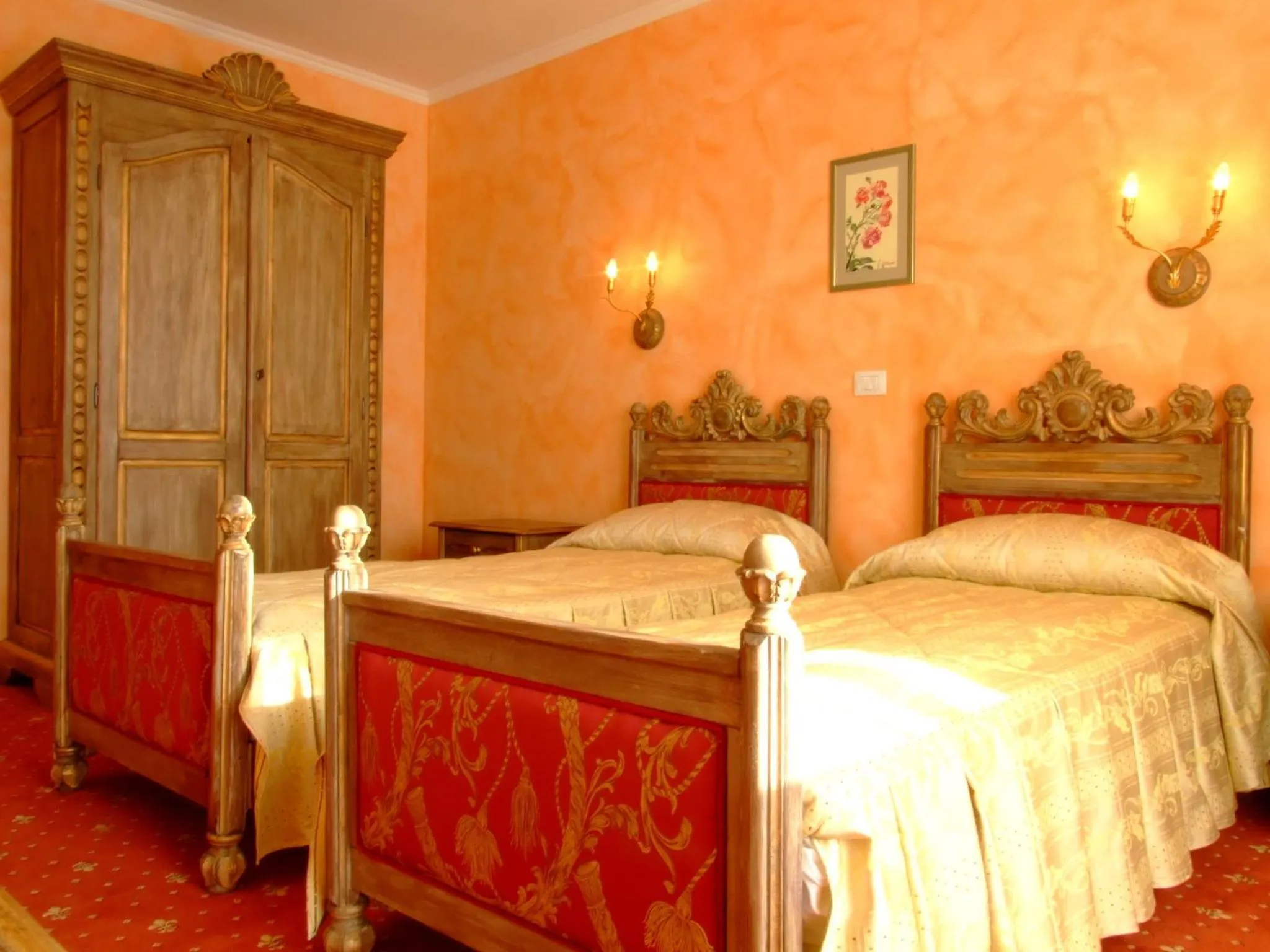 Photo of the whole room, Bed in Hotel Royal