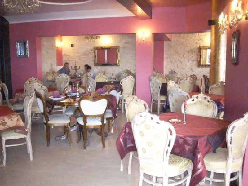 Restaurant/places to eat in Hotel Royal