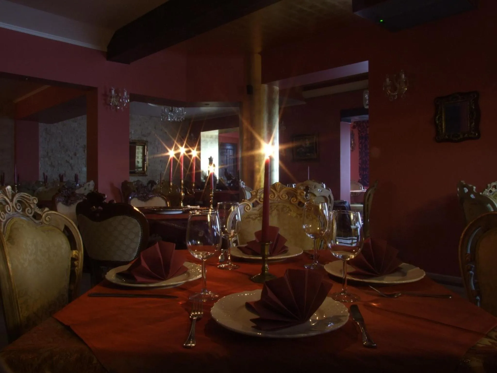 Restaurant/places to eat in Hotel Royal