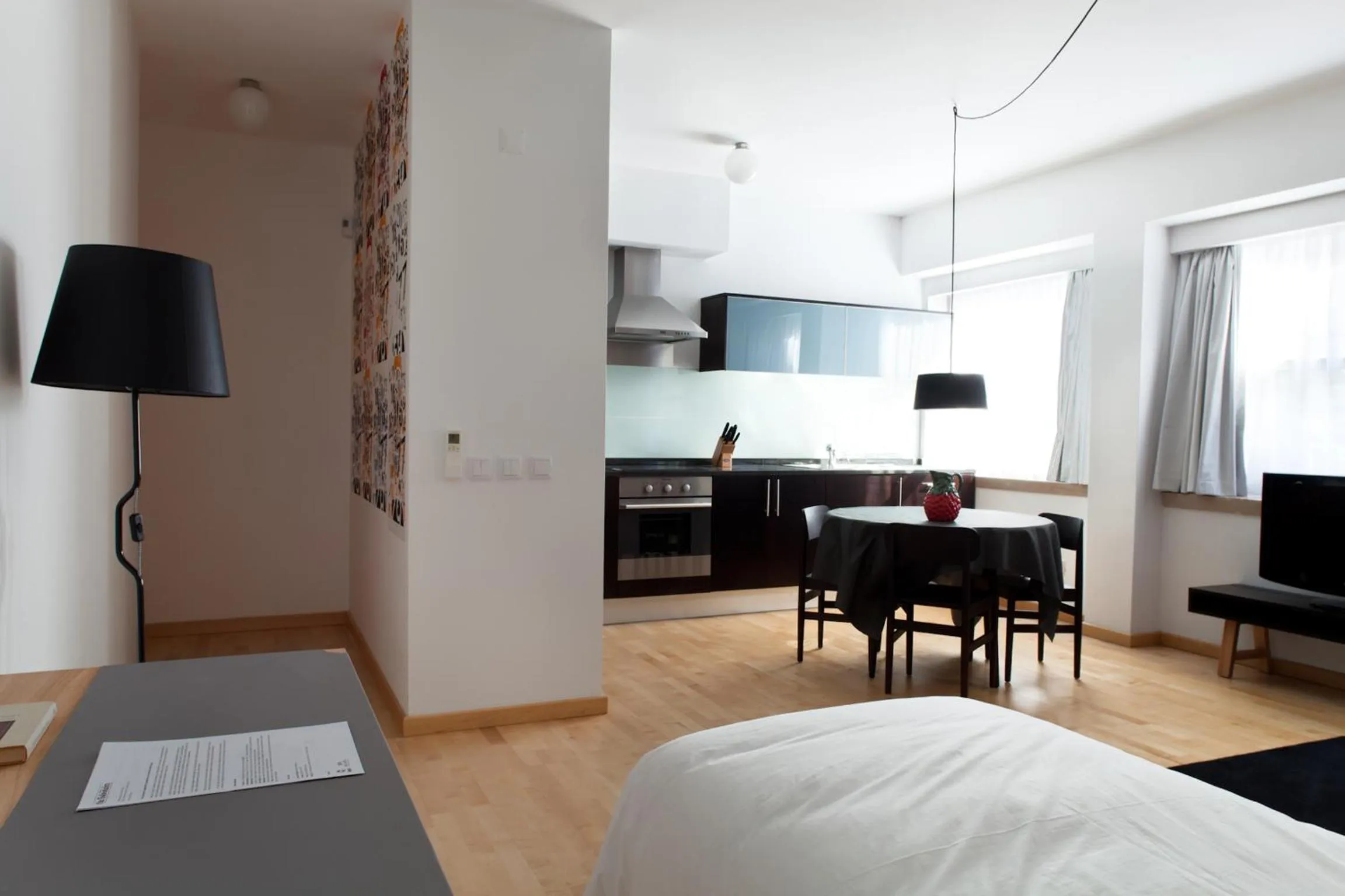 Kitchen or kitchenette, Bed in The Lisbonaire Apartments