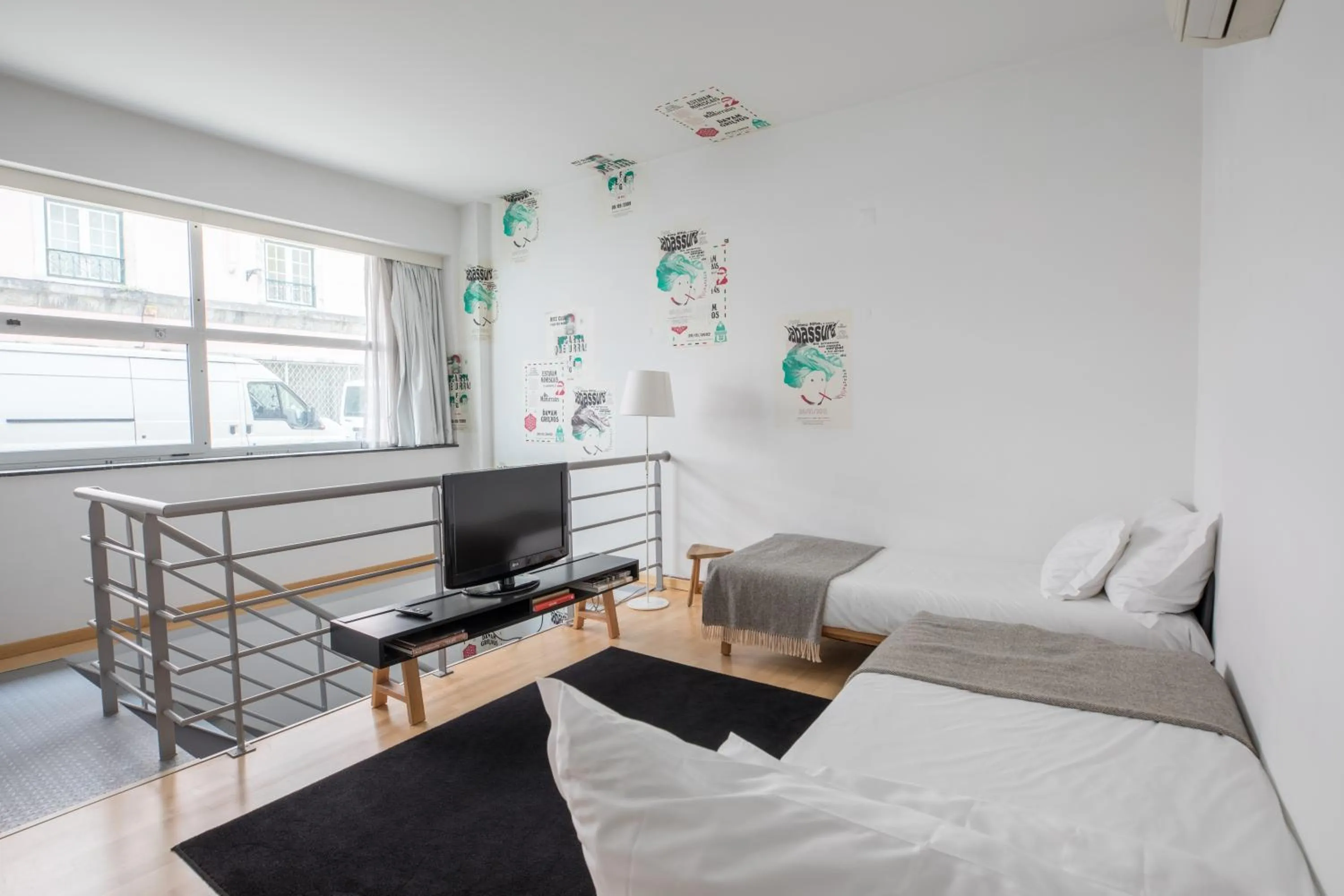 Living room, Bed in The Lisbonaire Apartments