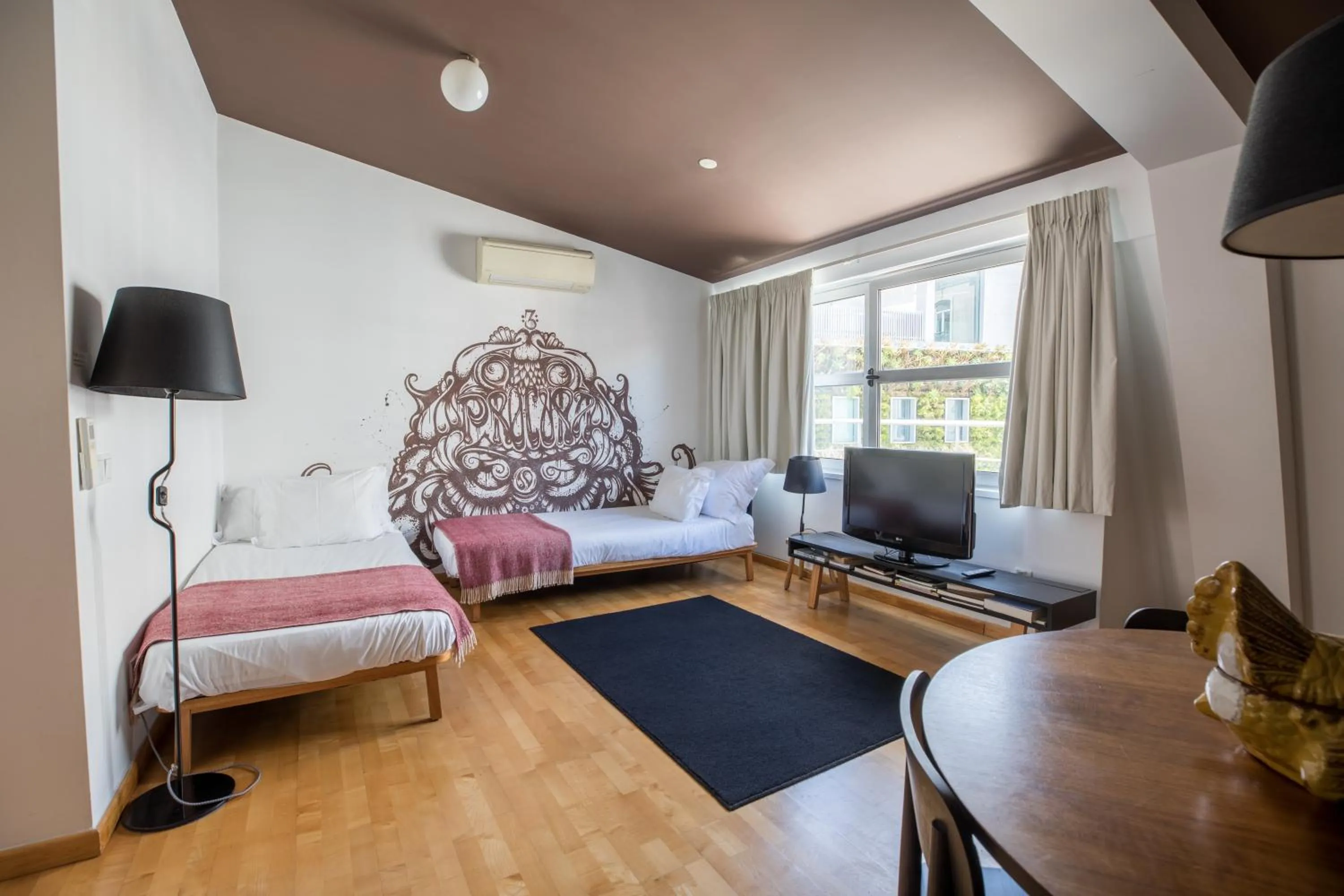 Living room, Bed in The Lisbonaire Apartments