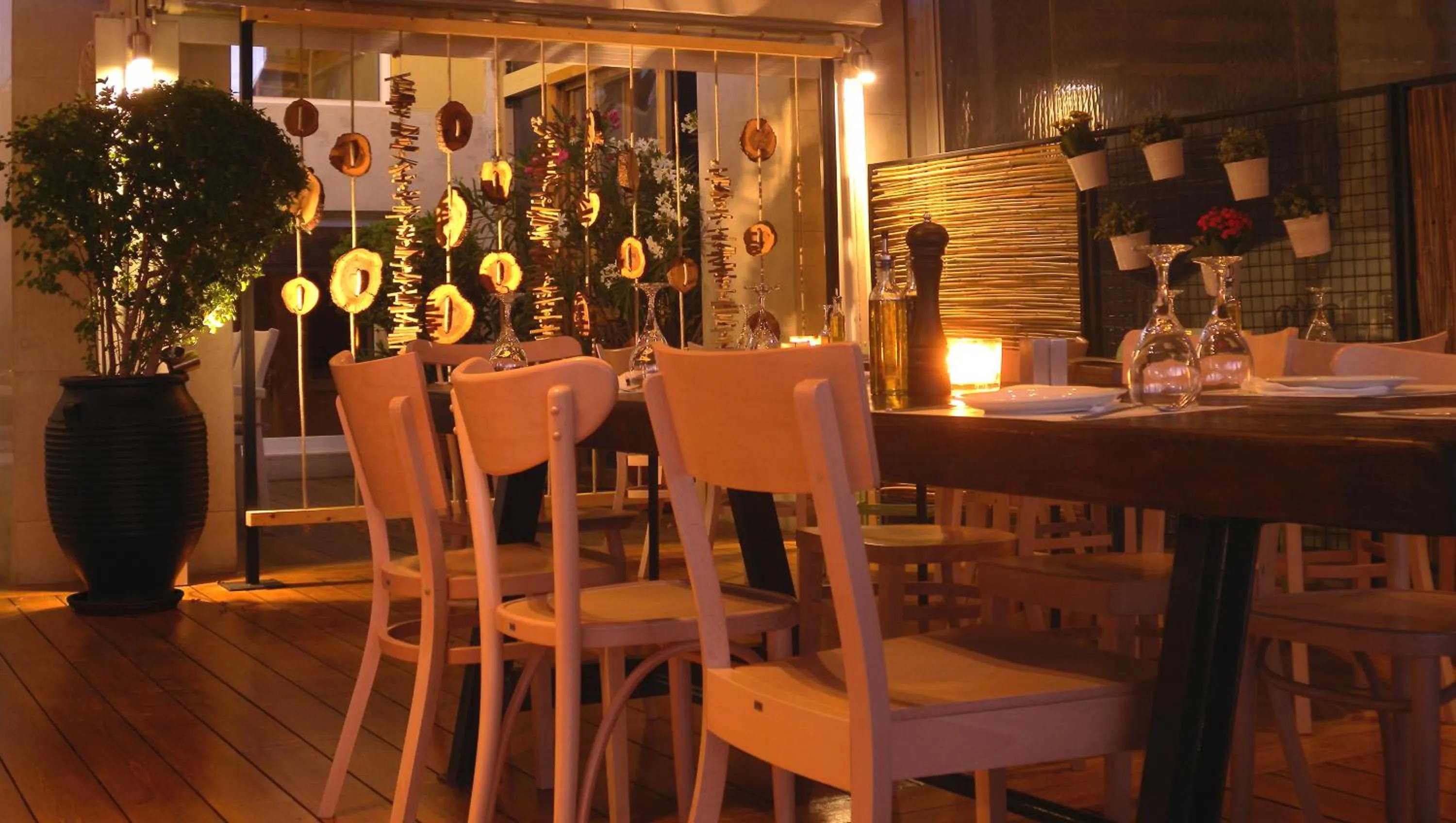 Restaurant/places to eat in Paliria Hotel