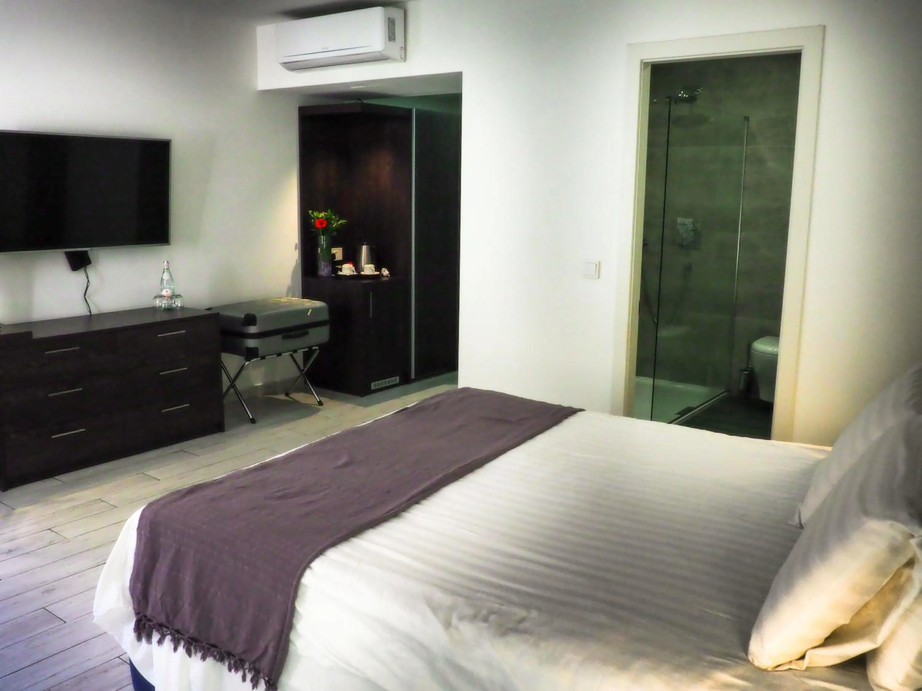 Photo of the whole room, Bed in Adelphi Boutique Hotel