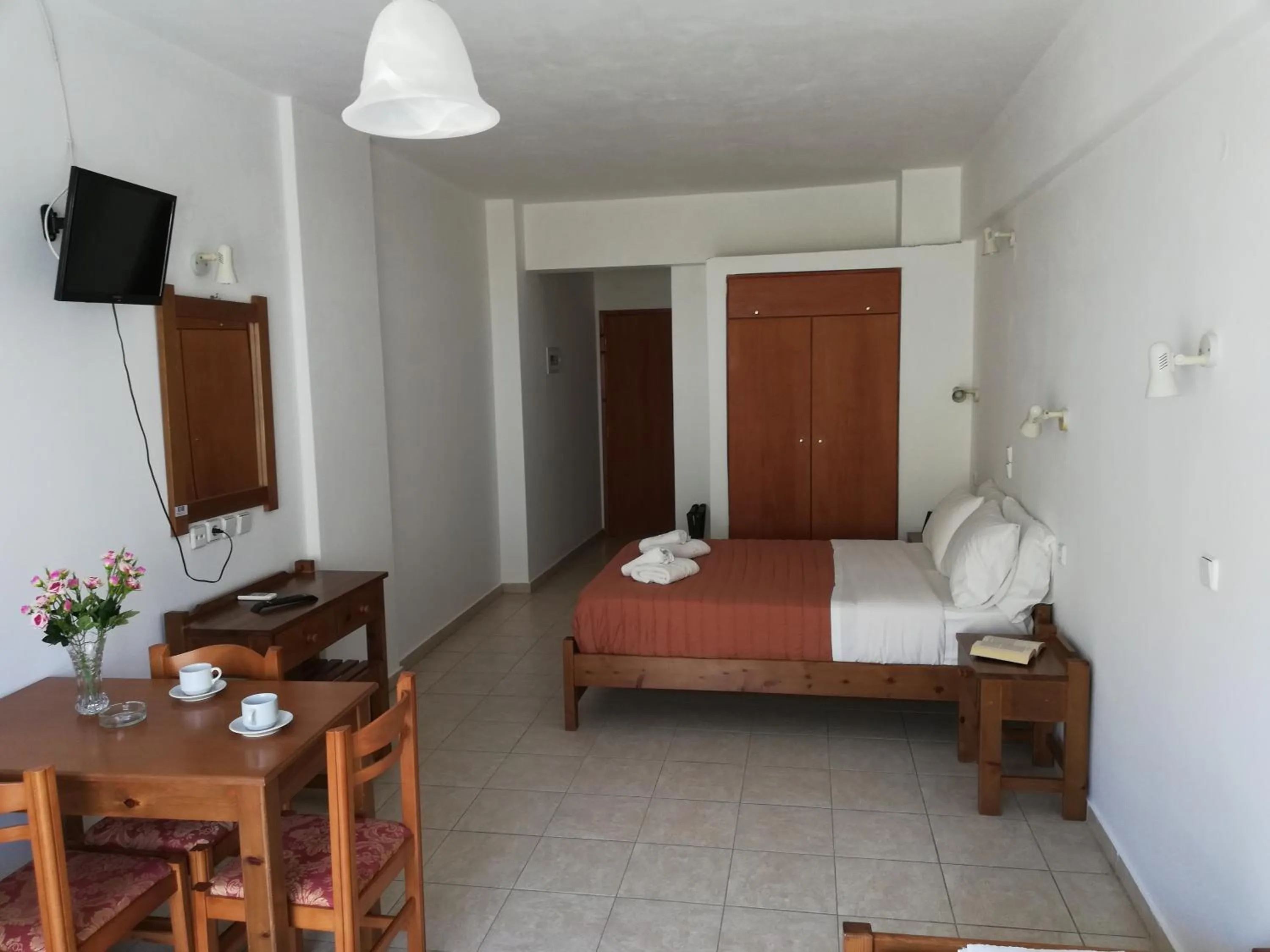 TV and multimedia in Karmi Apartments