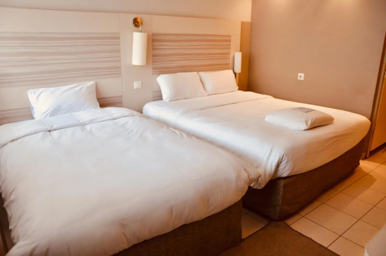 Bedroom, Bed in Kyriad Toulouse Sud - Roques