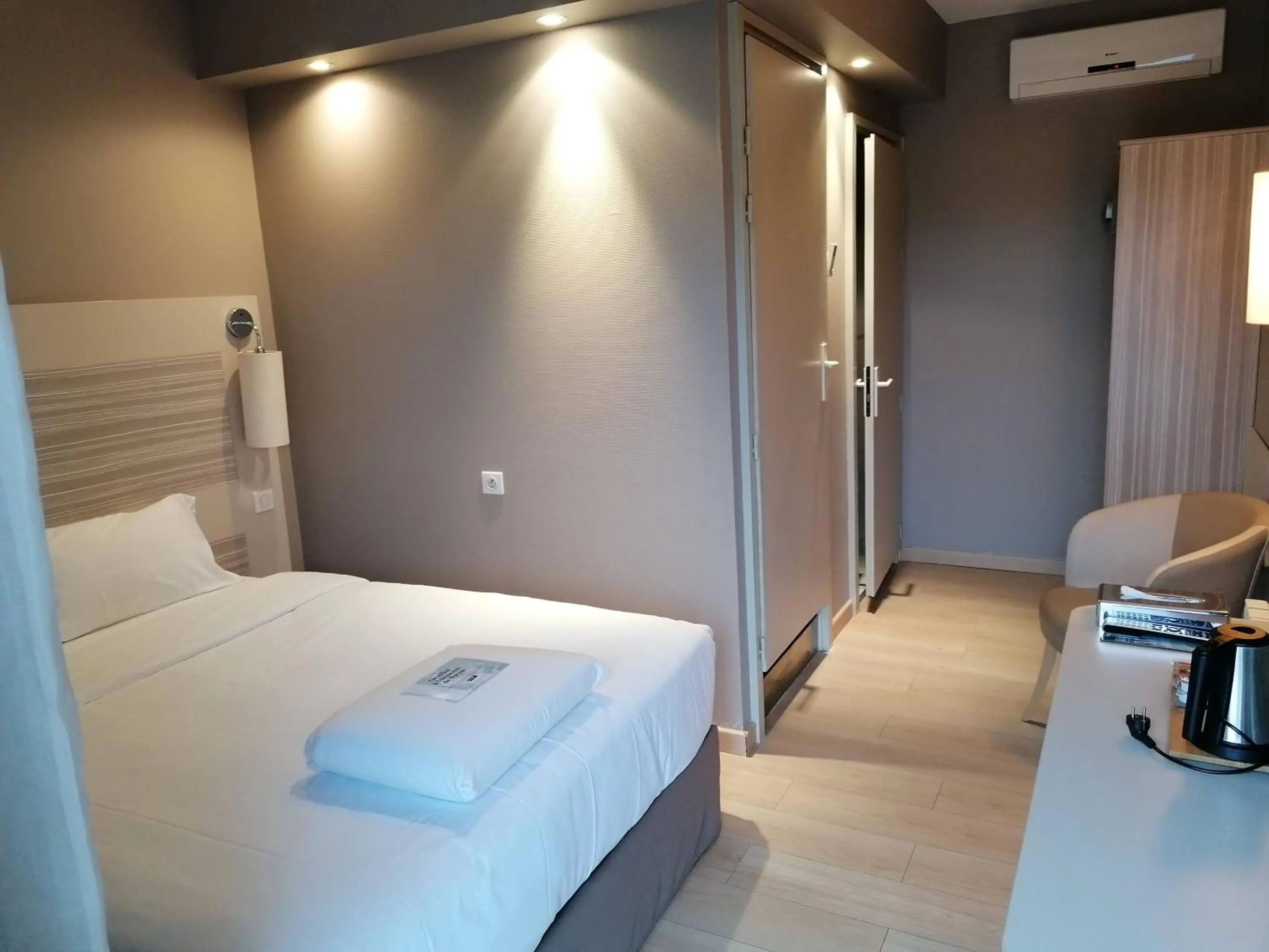 Bed in Kyriad Toulouse Sud - Roques