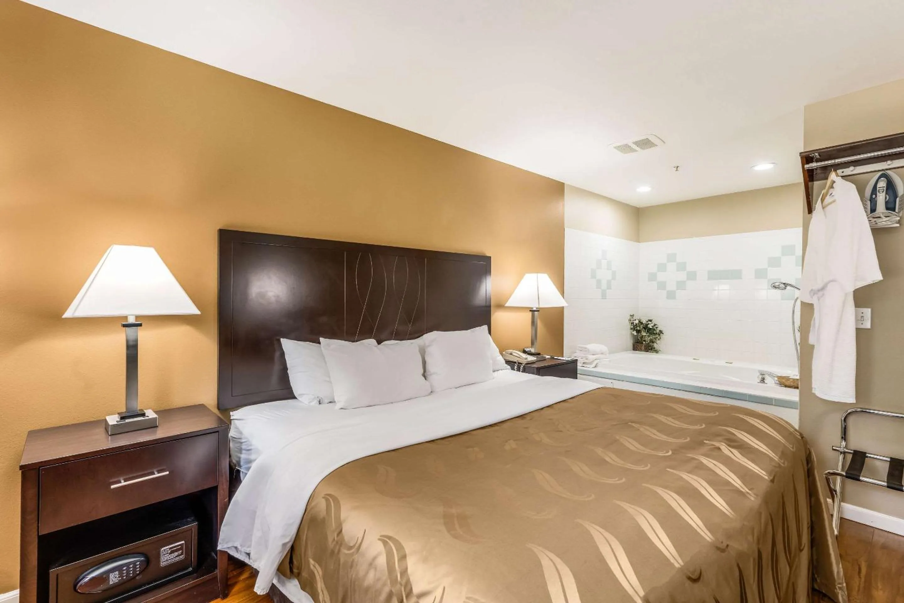 Photo of the whole room, Bed in Quality Inn Cle Elum-Ellensburg