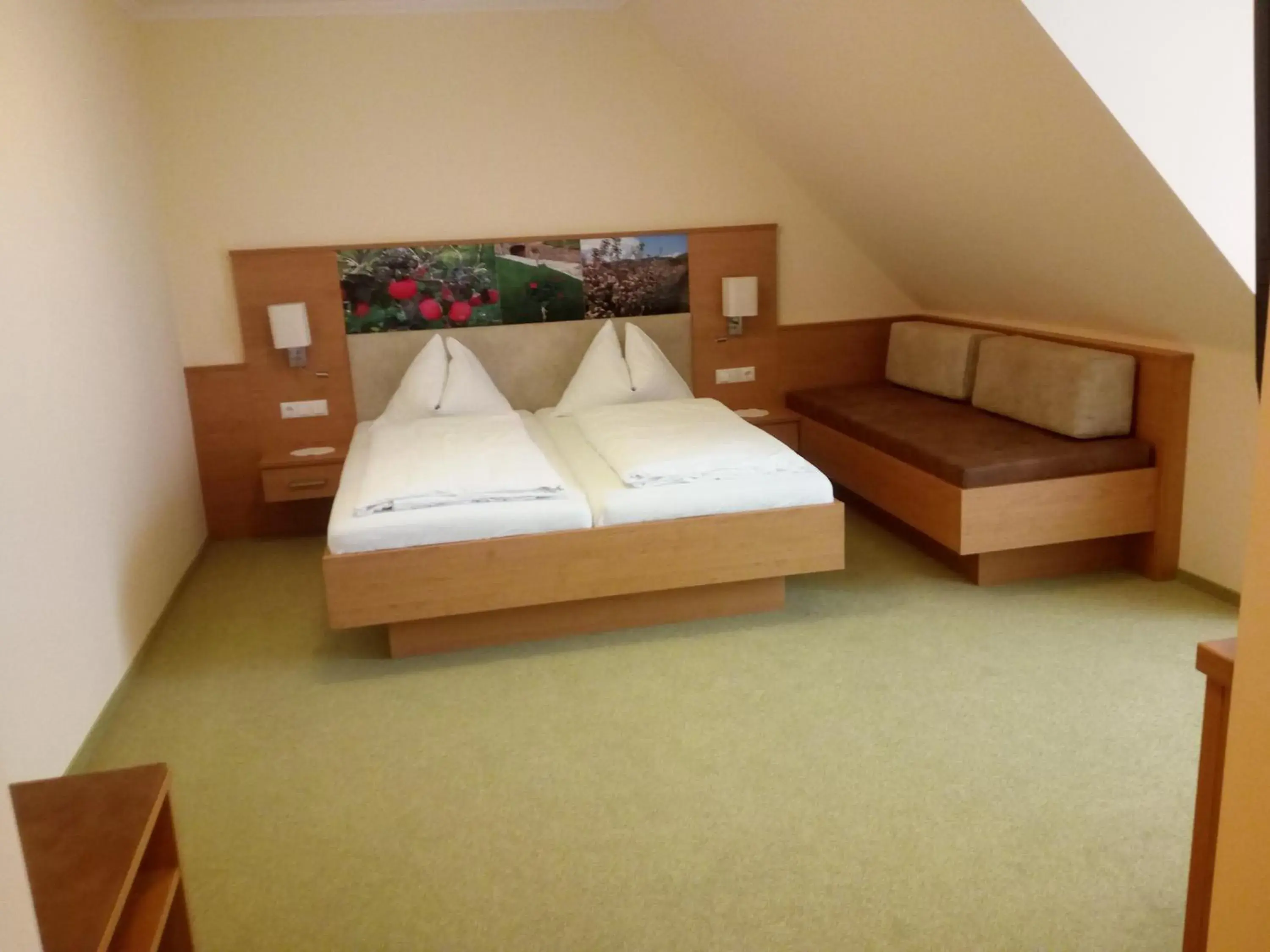 Triple Room - single occupancy in Hotel Restaurant zum Schwan Triple Room - single occupancy in Hotel Restaurant zum Schwan