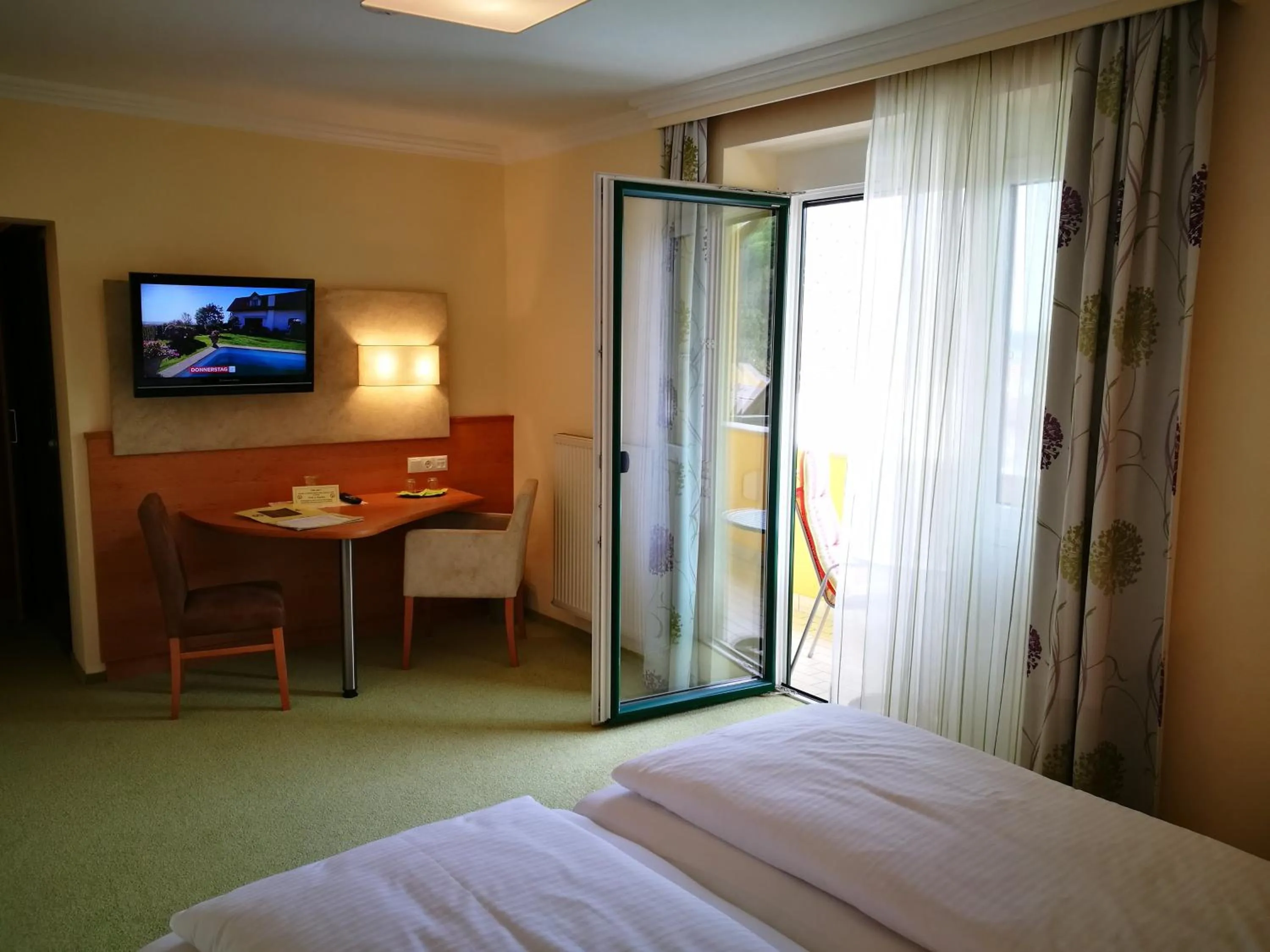 Garden view, Bed in Hotel Restaurant zum Schwan