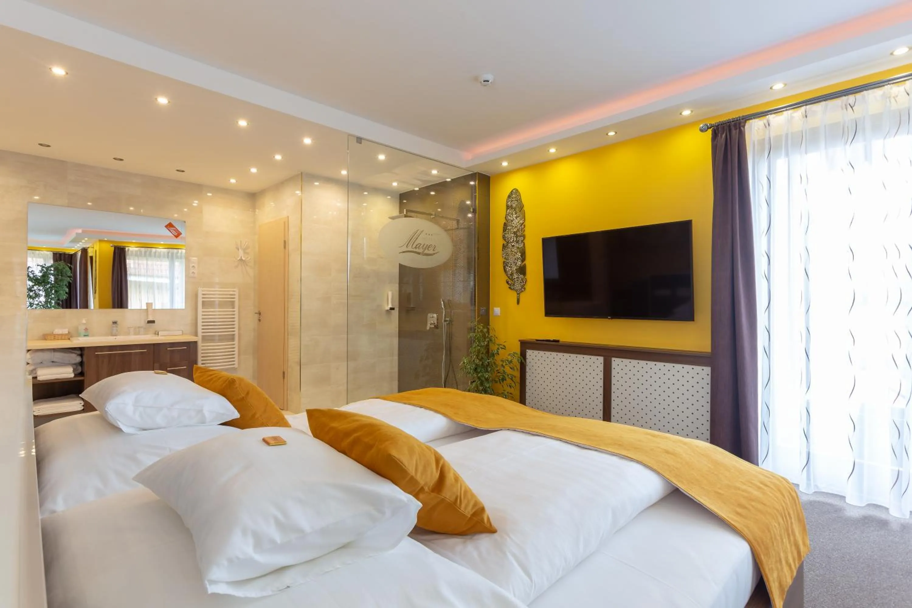 Photo of the whole room, Bed in Hotel Mayer Alsóörs