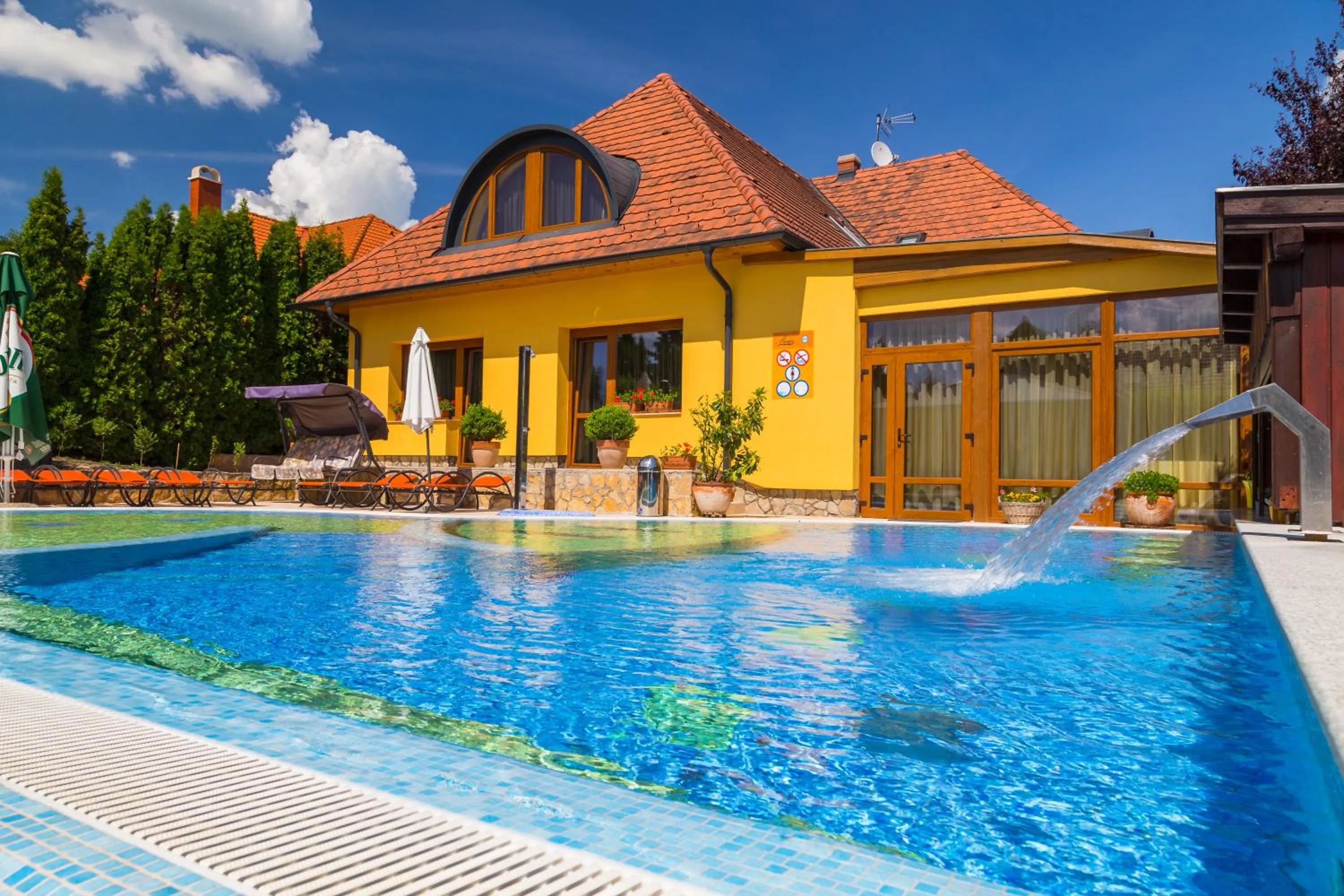 Swimming pool in Hotel Mayer Alsóörs