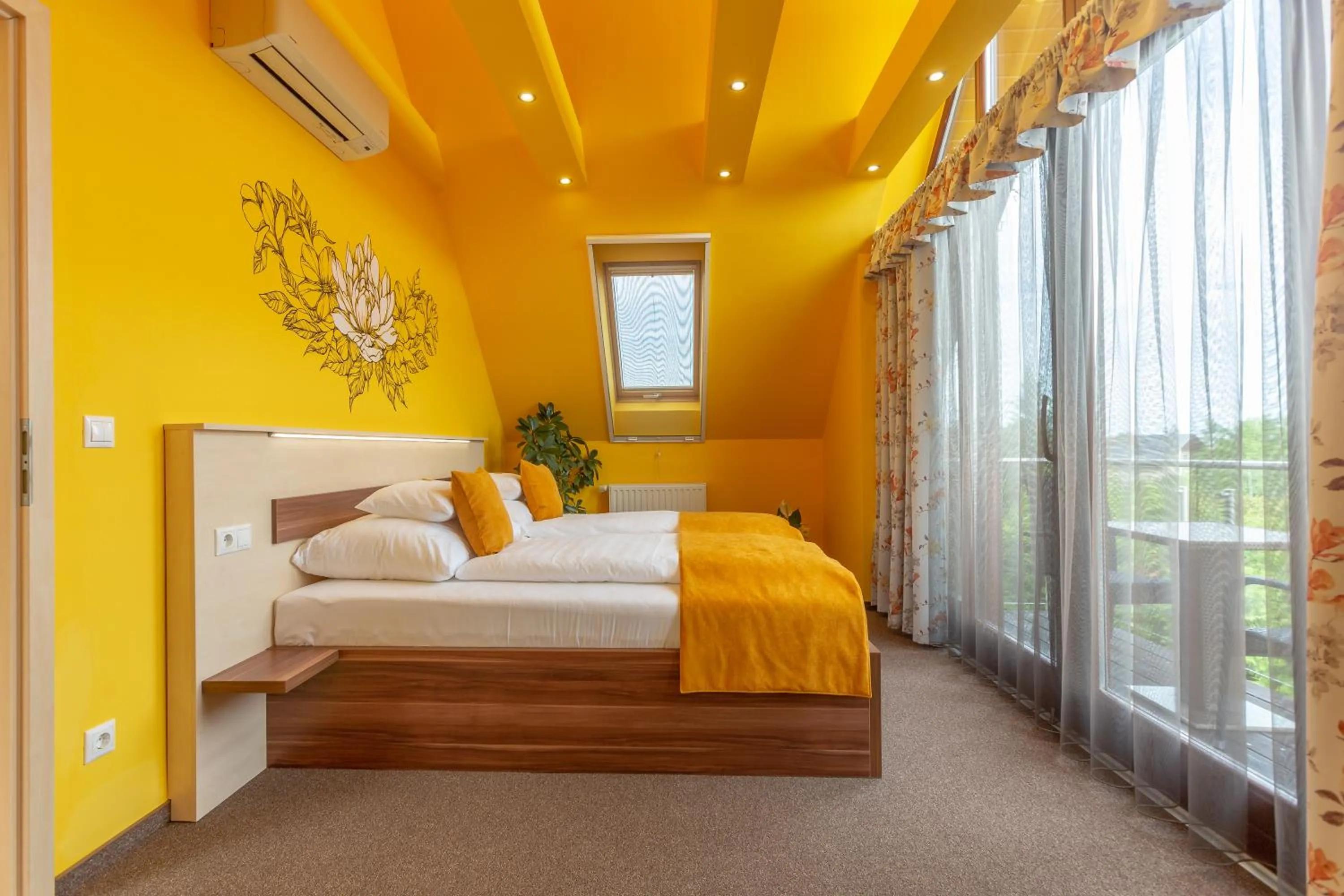 Photo of the whole room, Bed in Hotel Mayer Alsóörs