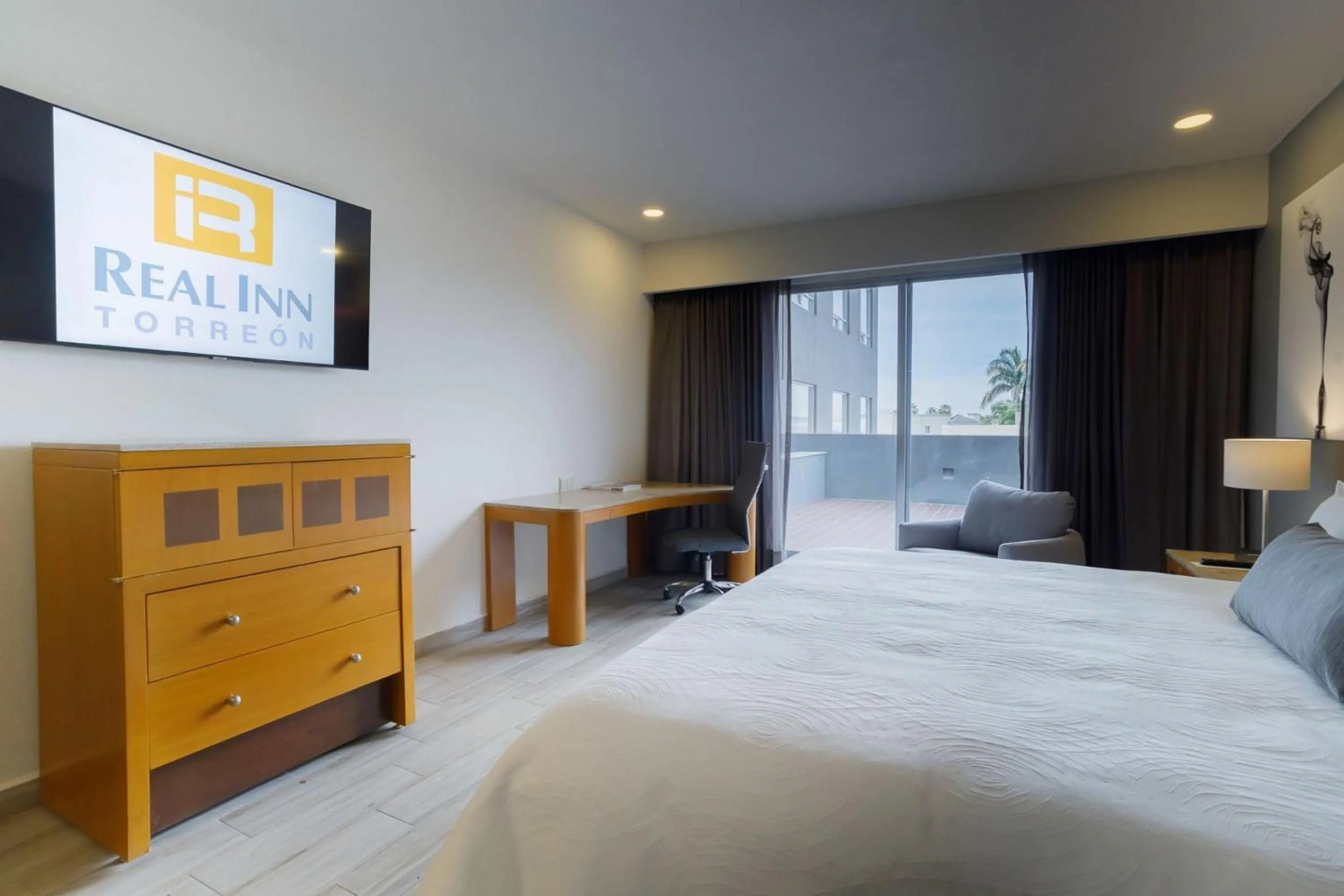 Property building, Bed in Real Inn Torreon