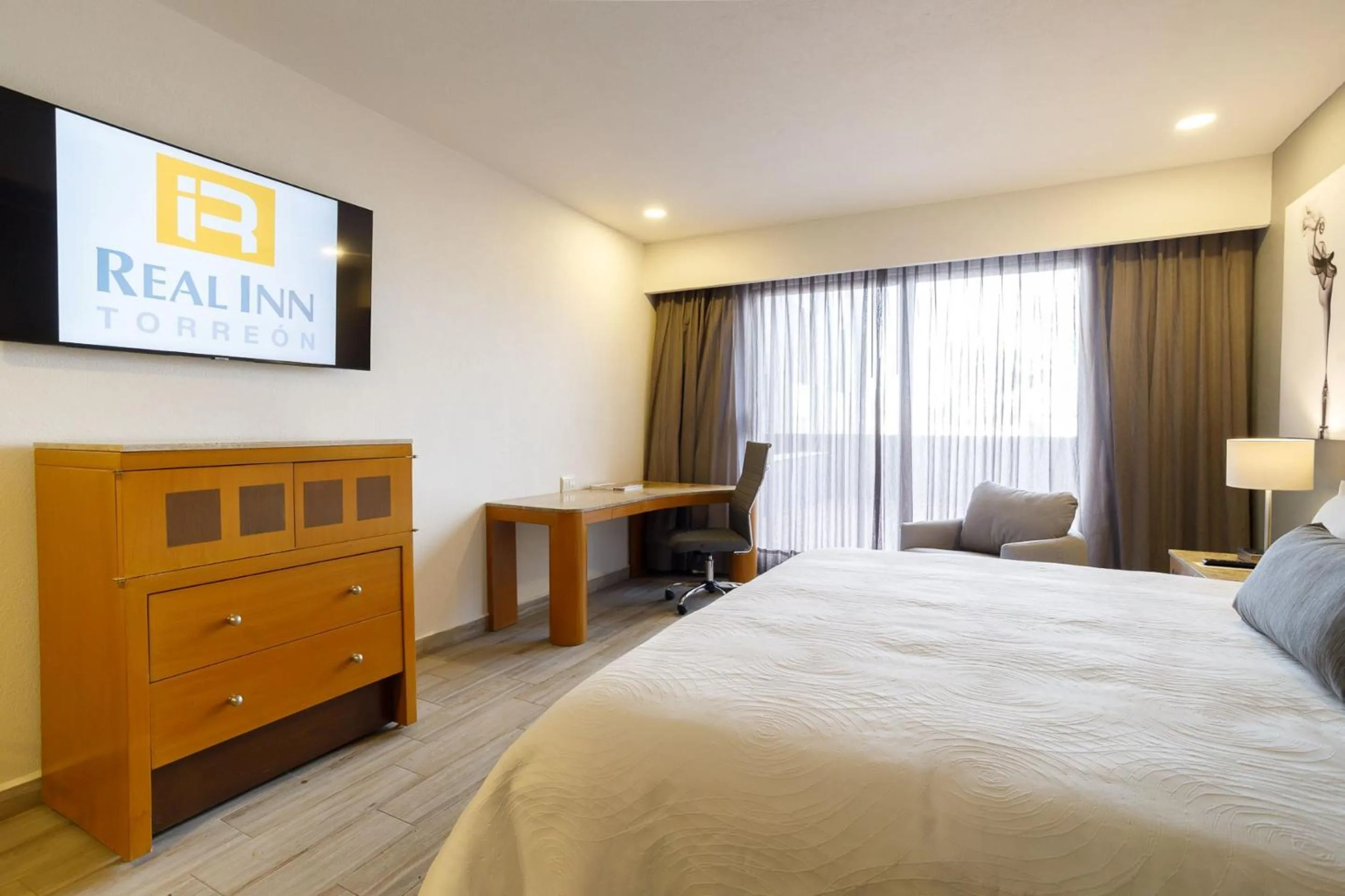 Property building, Bed in Real Inn Torreon