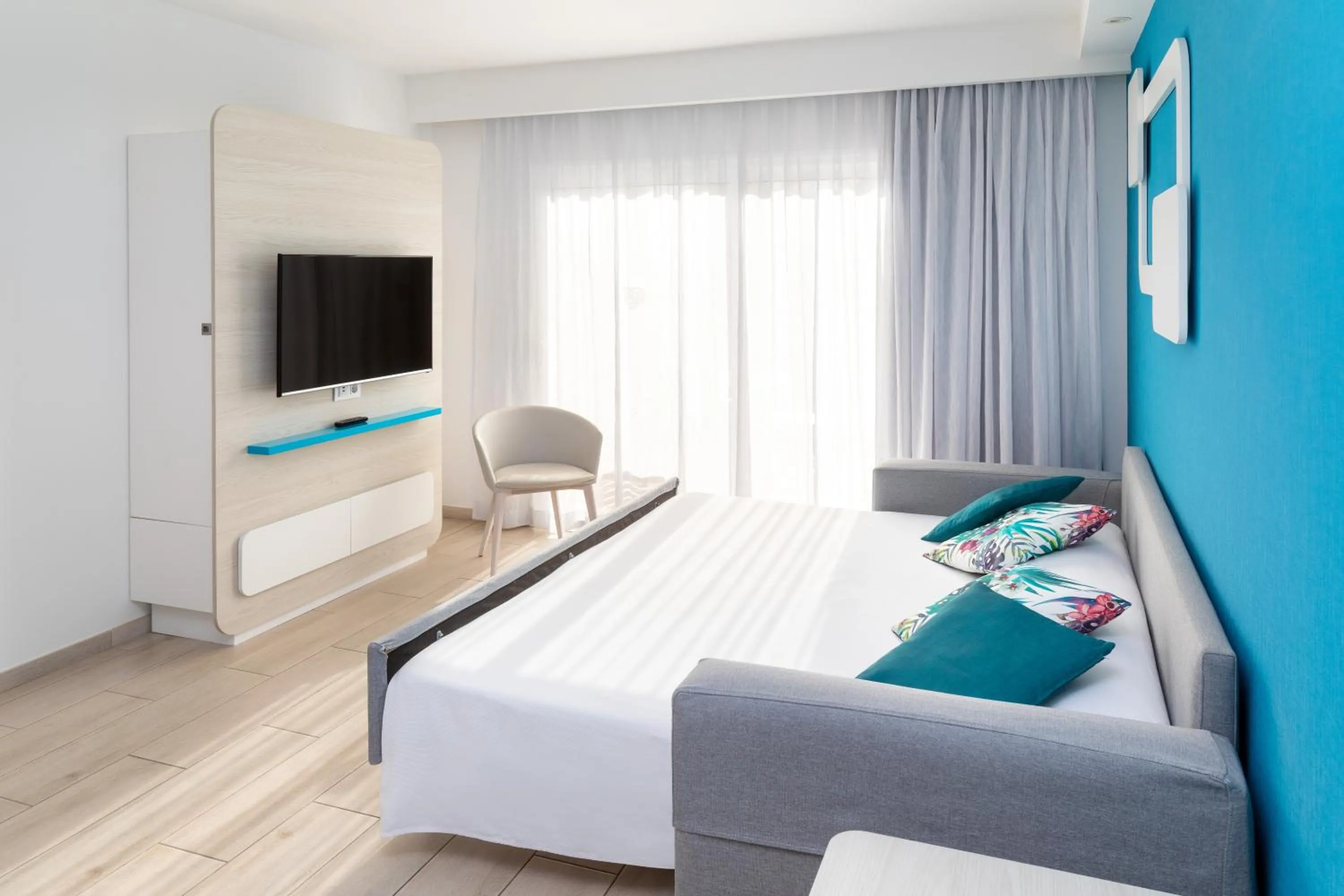 Communal lounge/ TV room, Bed in Hotel Tropical Park