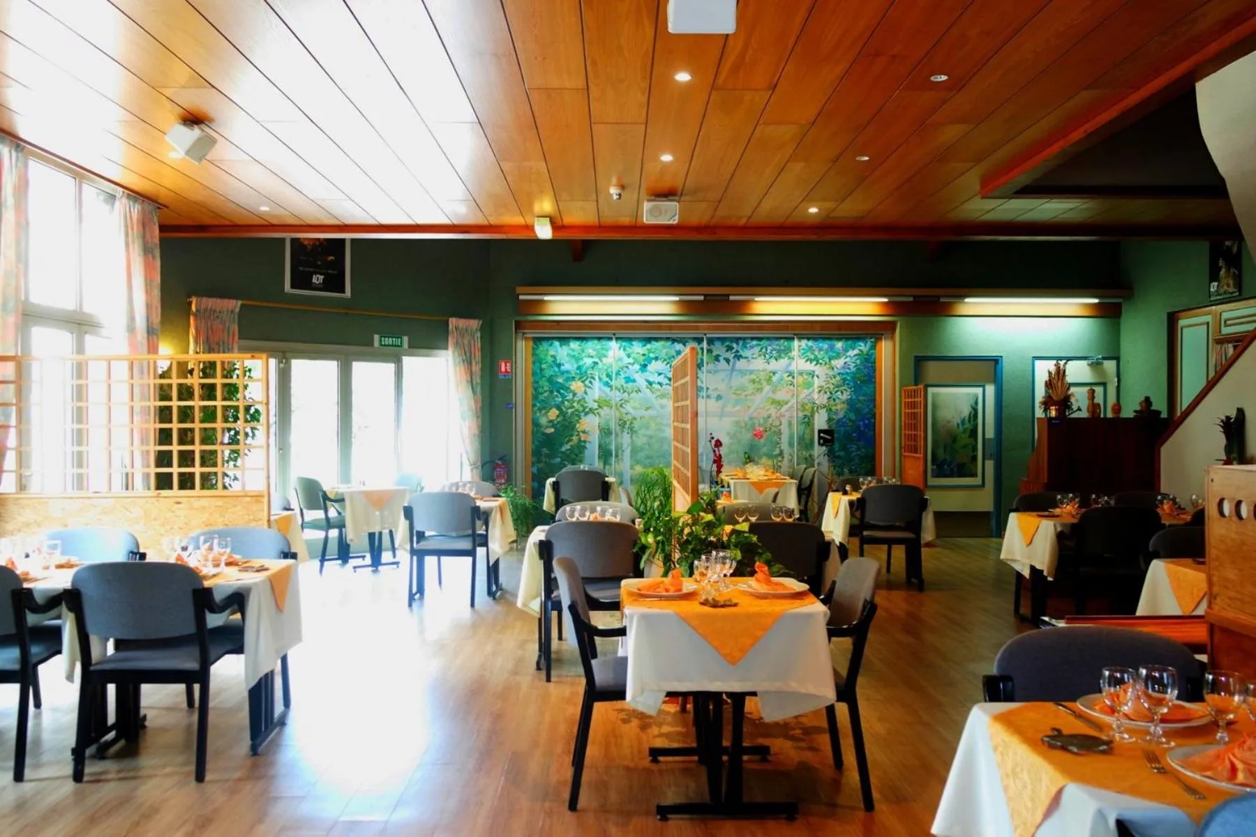 Restaurant/places to eat in Appart'hôtel Le Tulipier