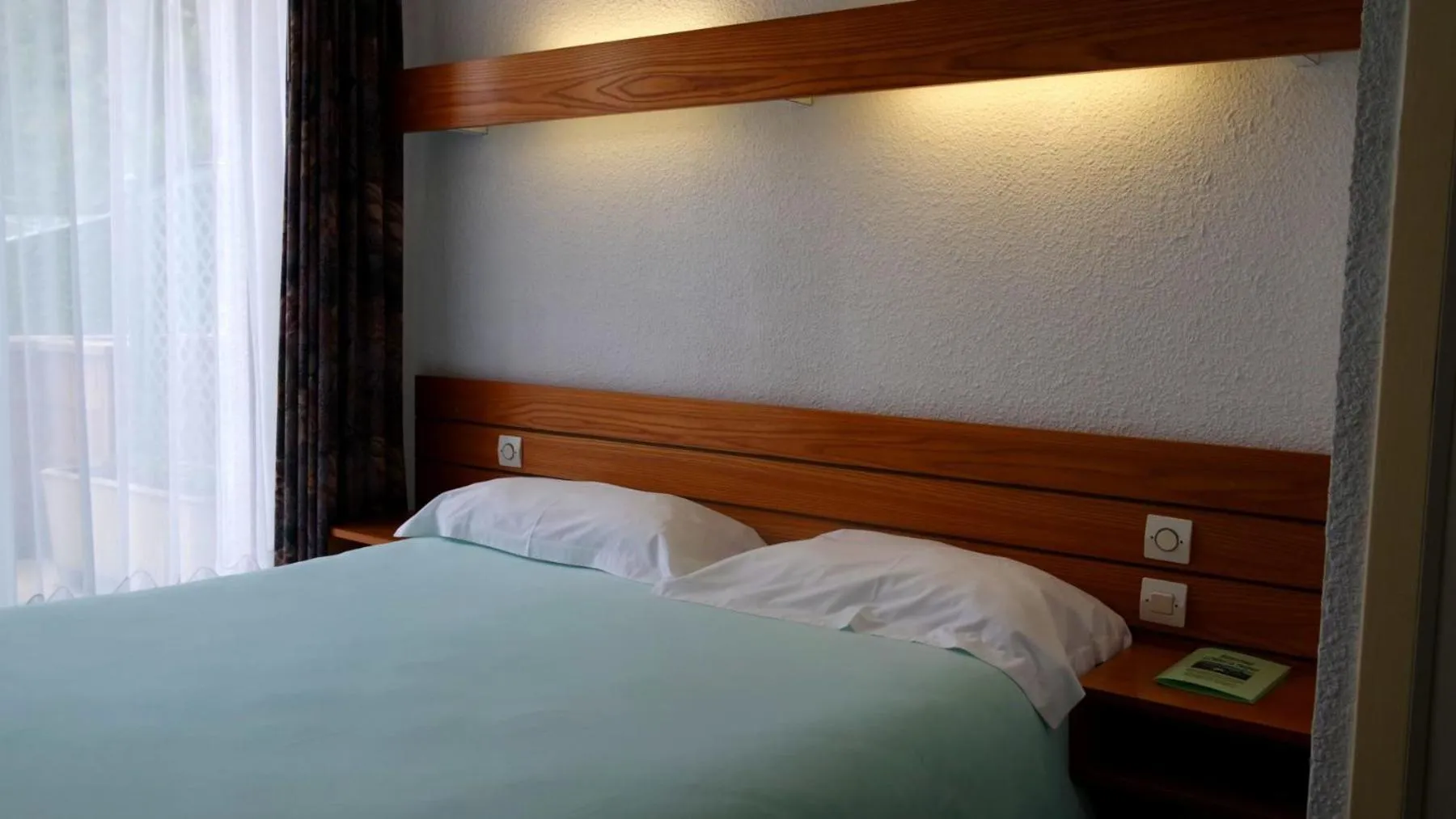 Photo of the whole room in Appart'hôtel Le Tulipier