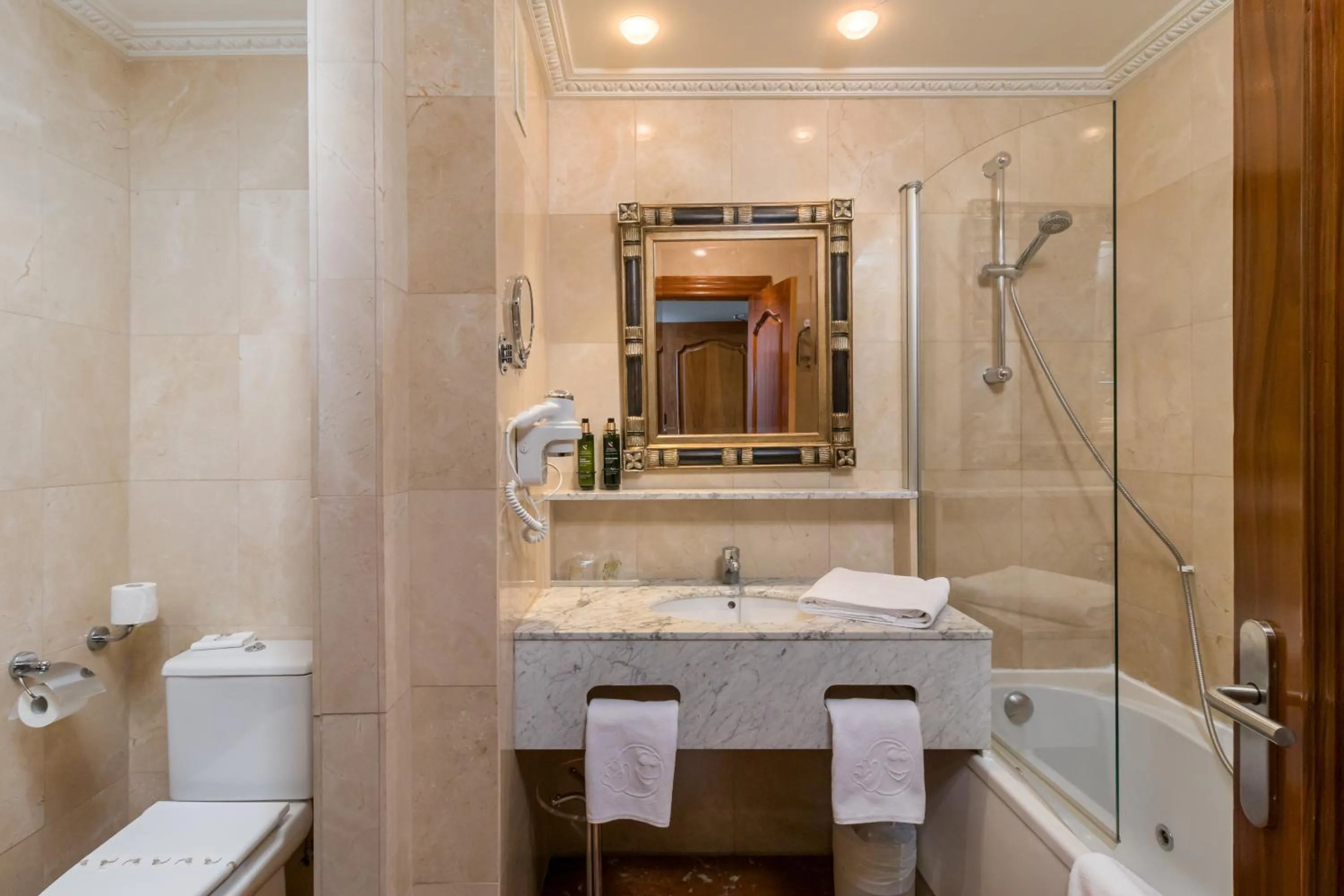 Toilet in Hotel Milagros Golf