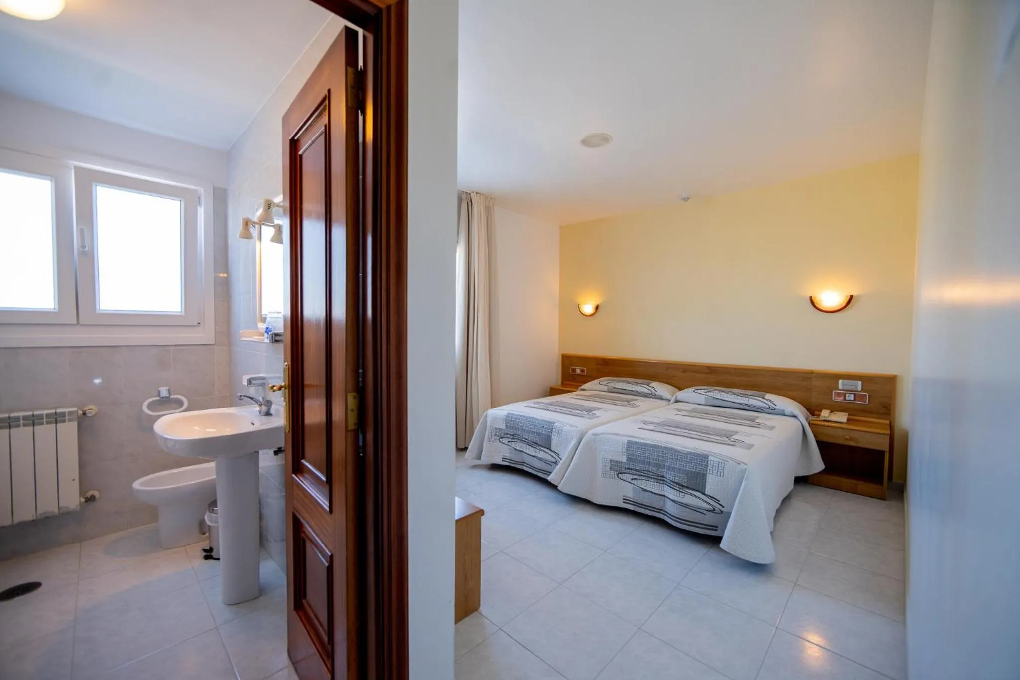 Bathroom, Bed in Hotel Paraimo