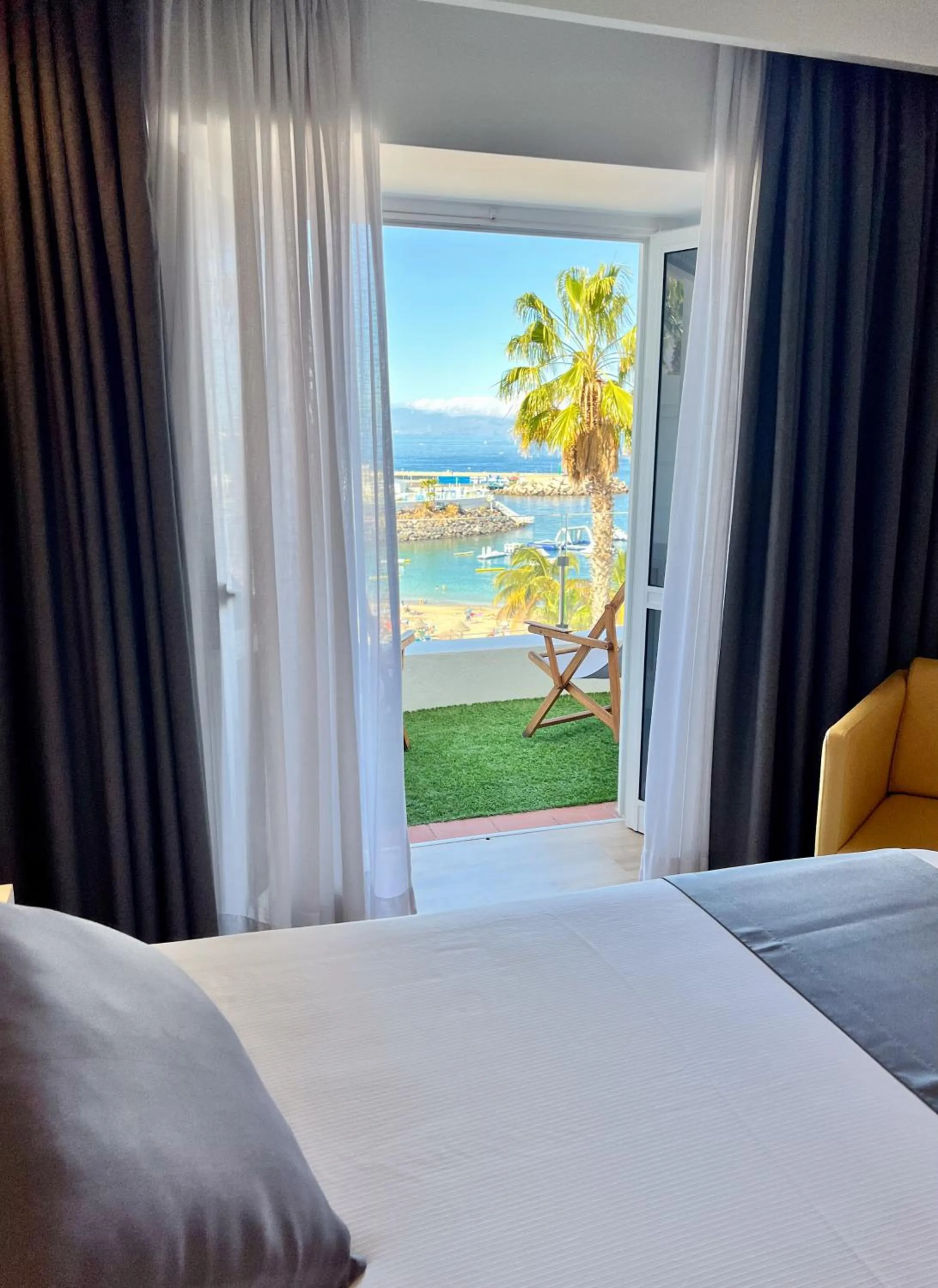 Sea view, Bed in Flamingo Beach Mate