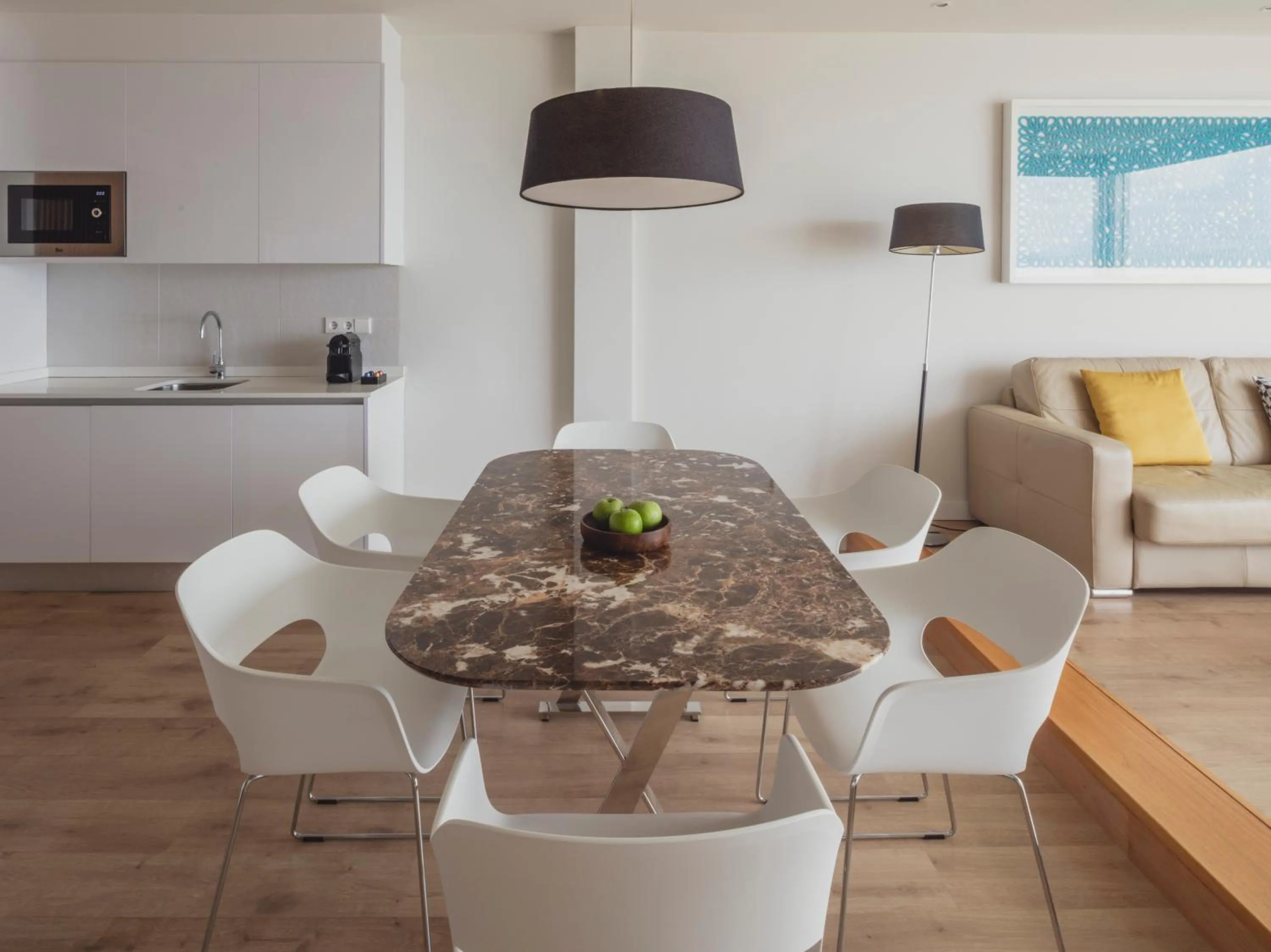 Dining area in Flamingo Beach Mate