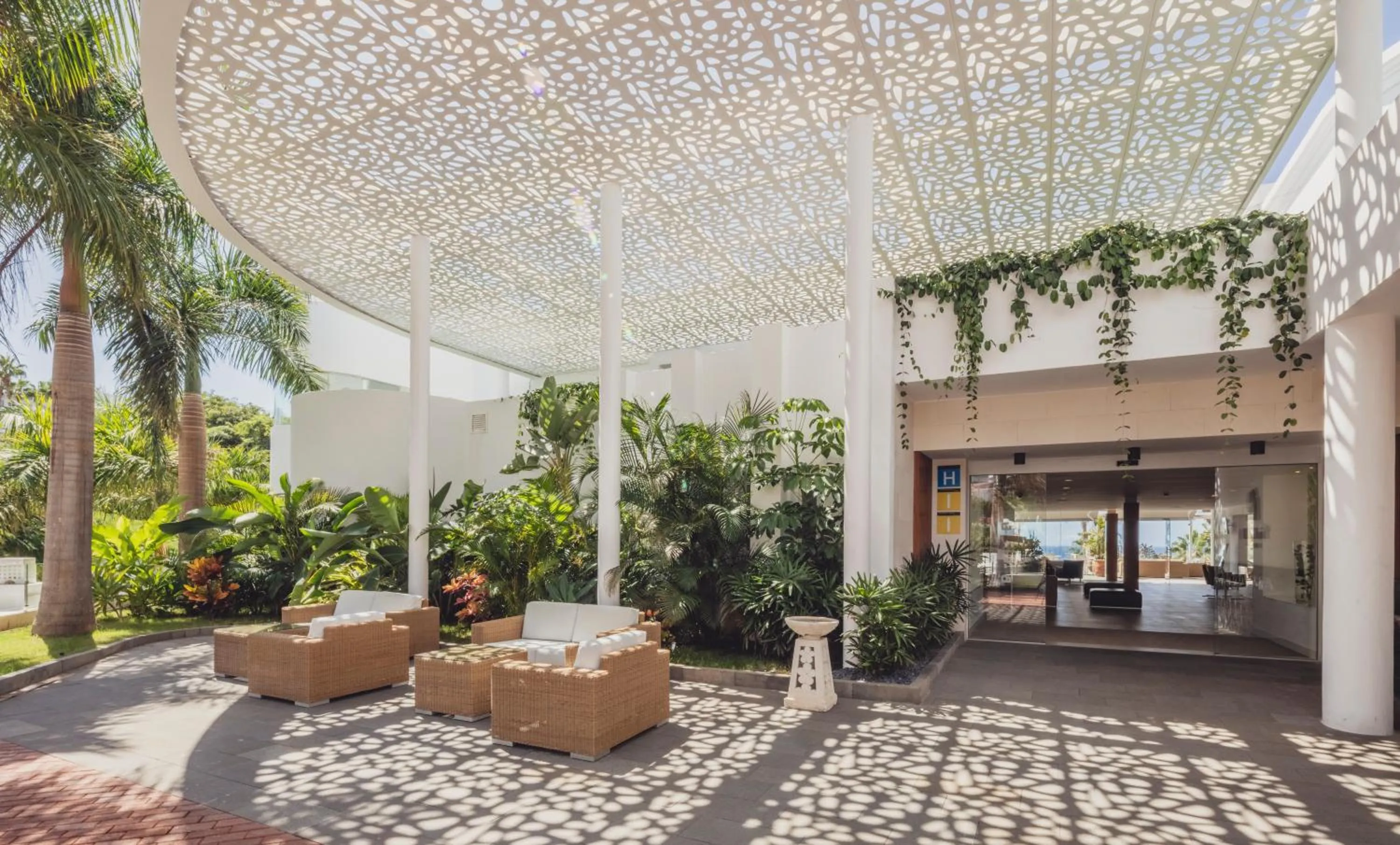 Facade/entrance in Flamingo Beach Mate