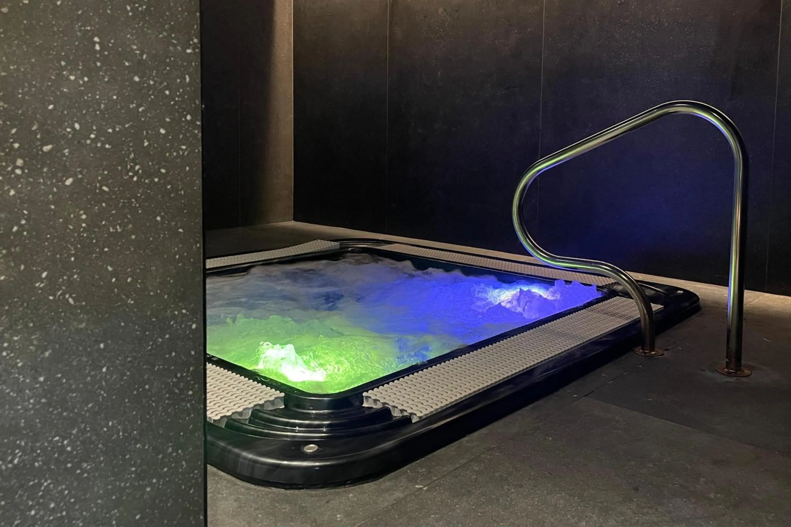 Hot Tub in Flamingo Beach Mate