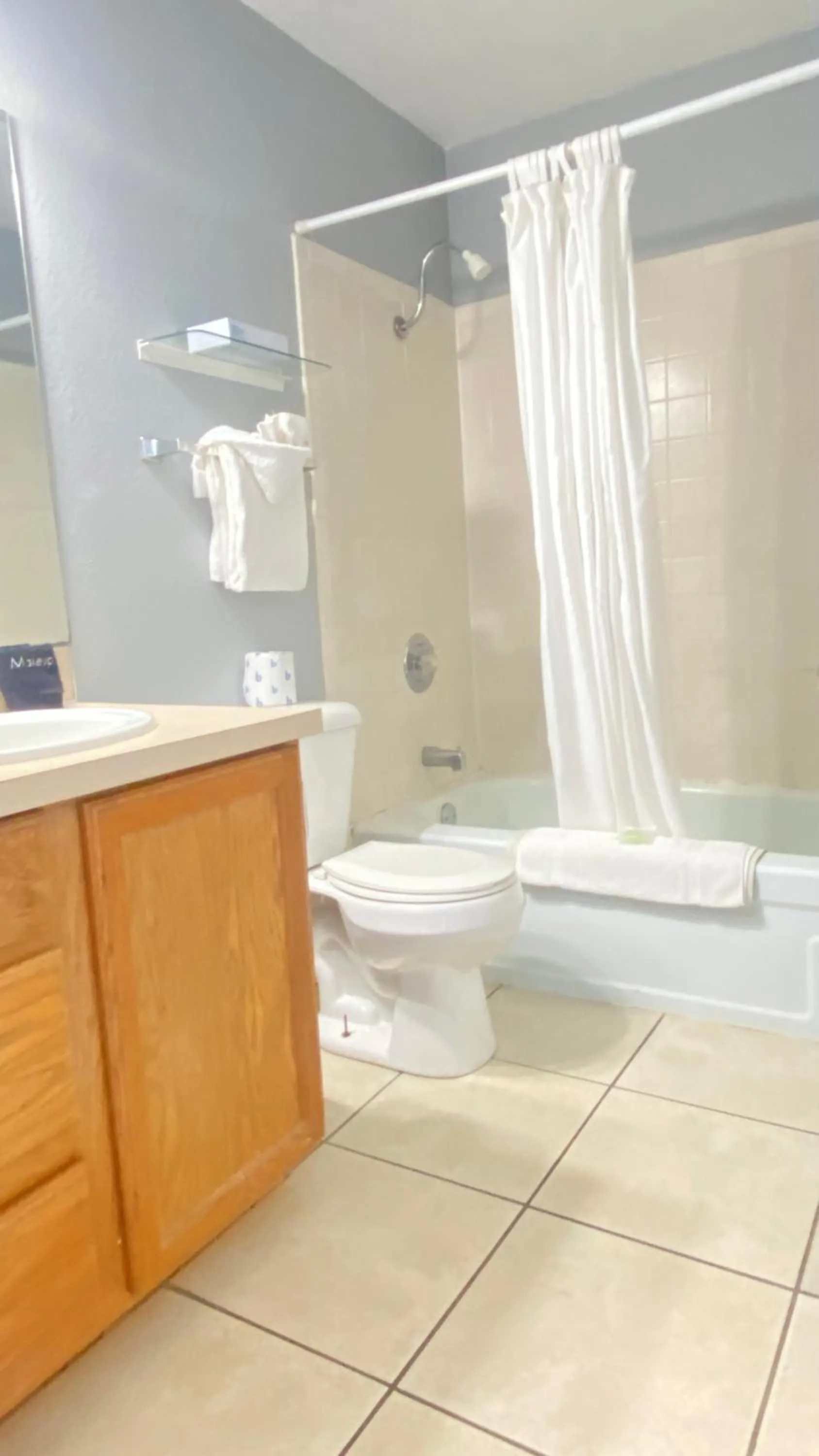 Shower in Ocean Shores Inn & Suites